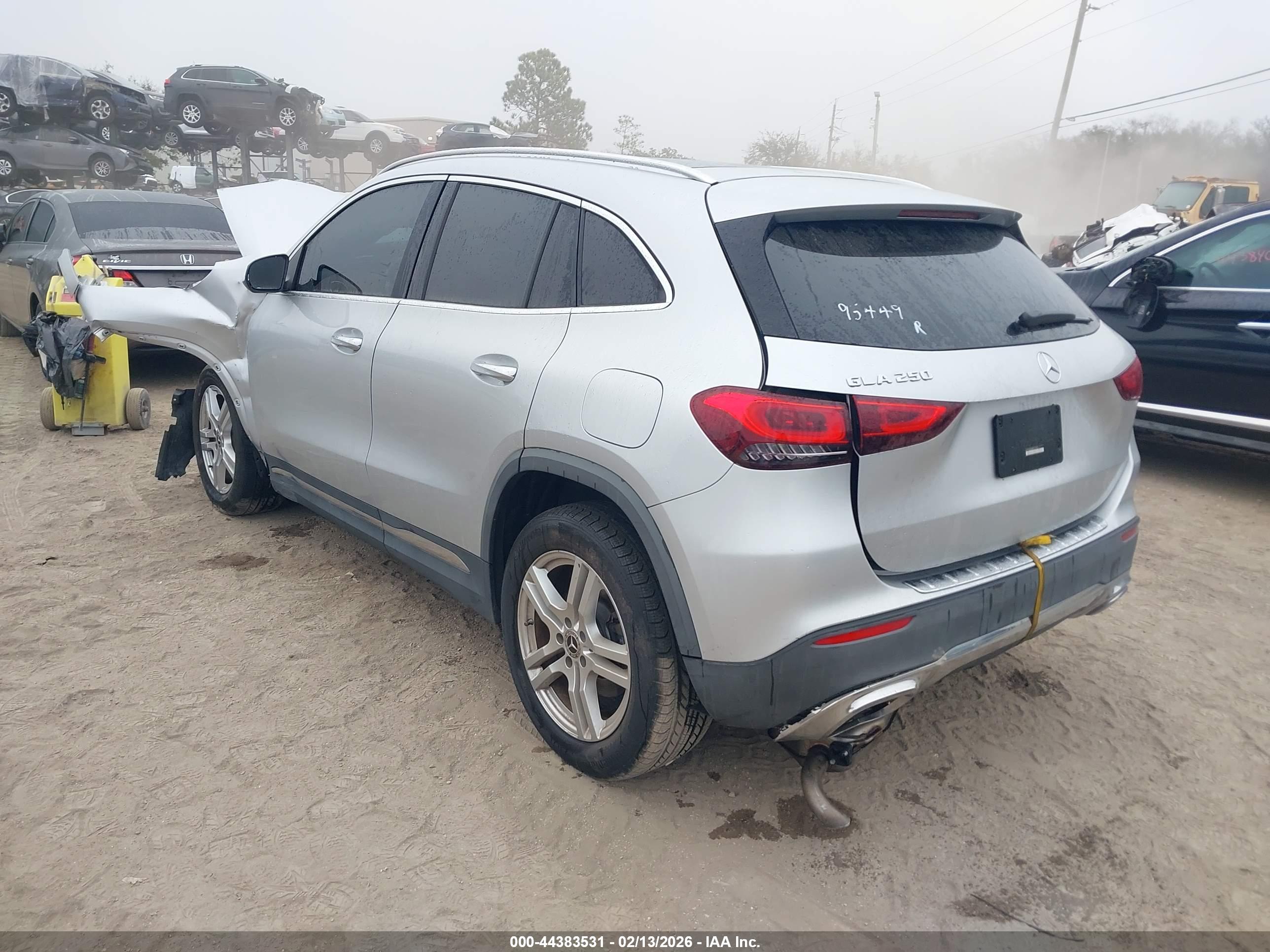 MERCEDES-BENZ GLA image 3
