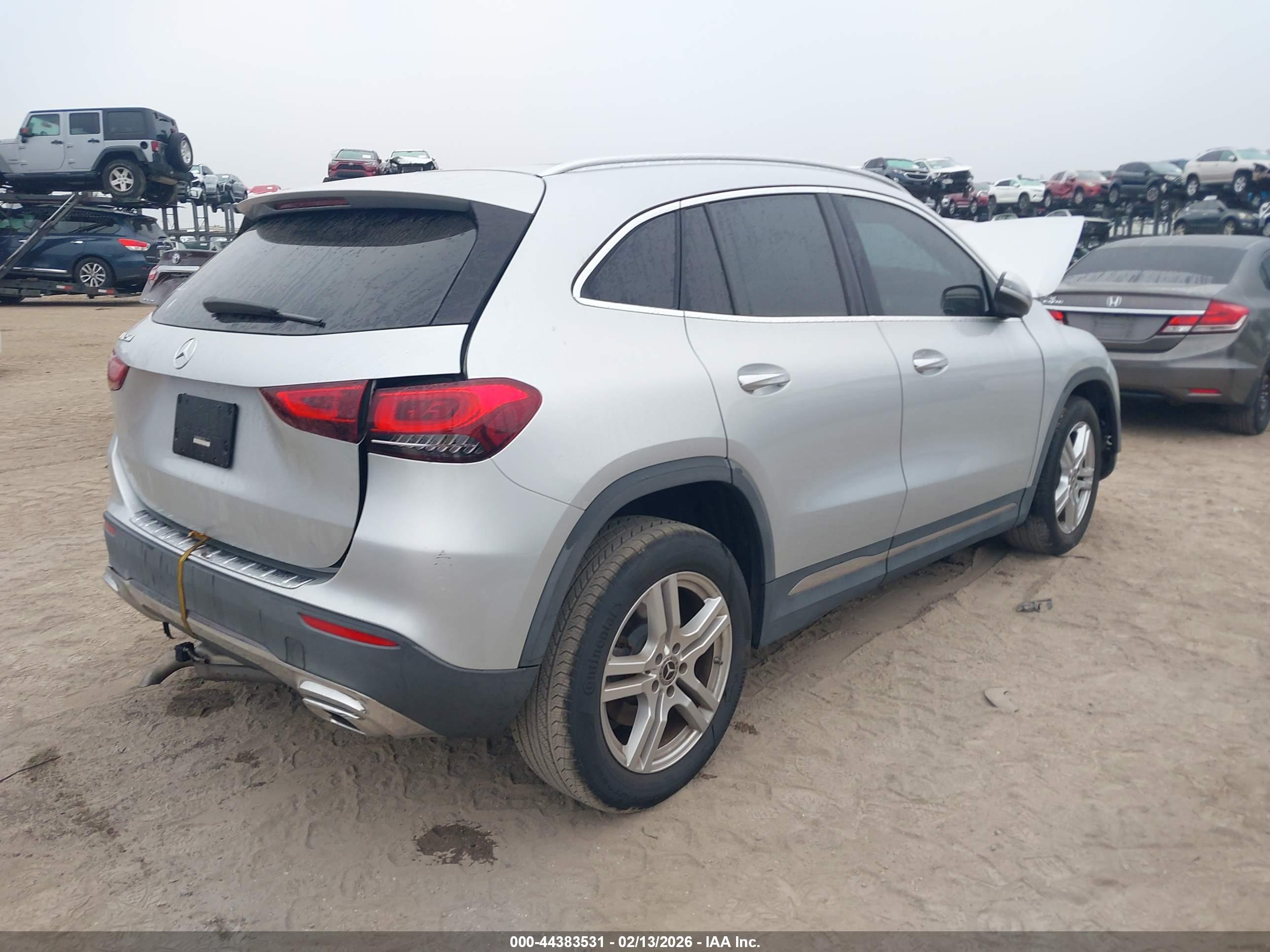 MERCEDES-BENZ GLA image 4
