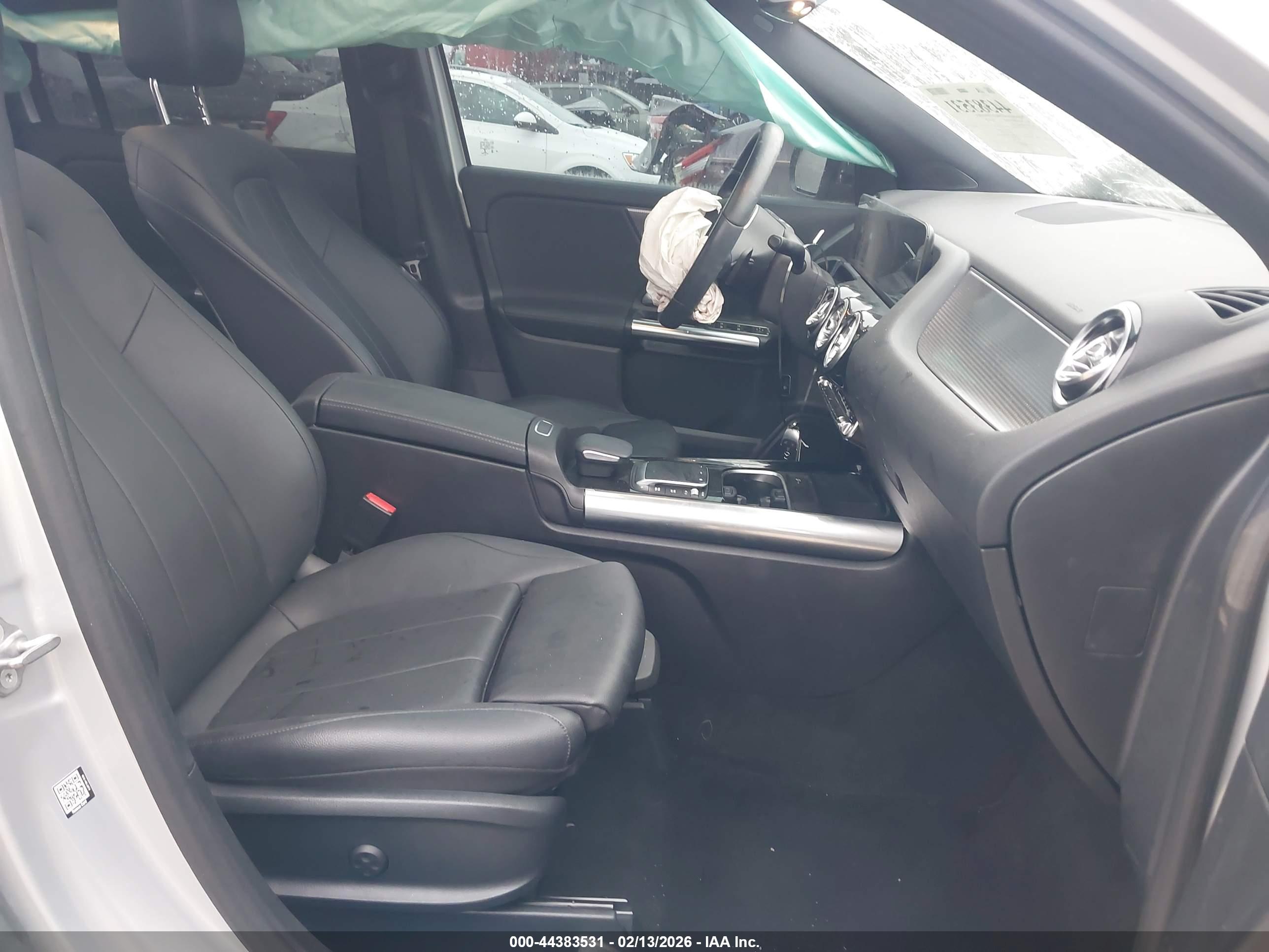 MERCEDES-BENZ GLA image 5
