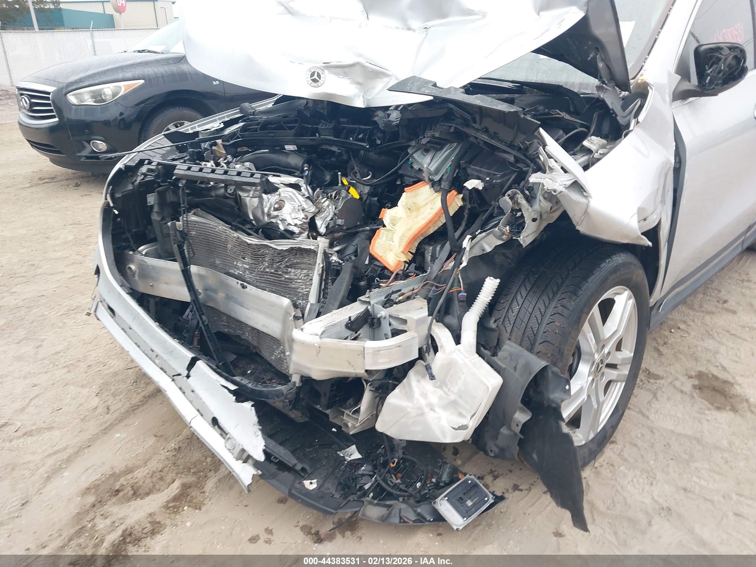 MERCEDES-BENZ GLA image 6