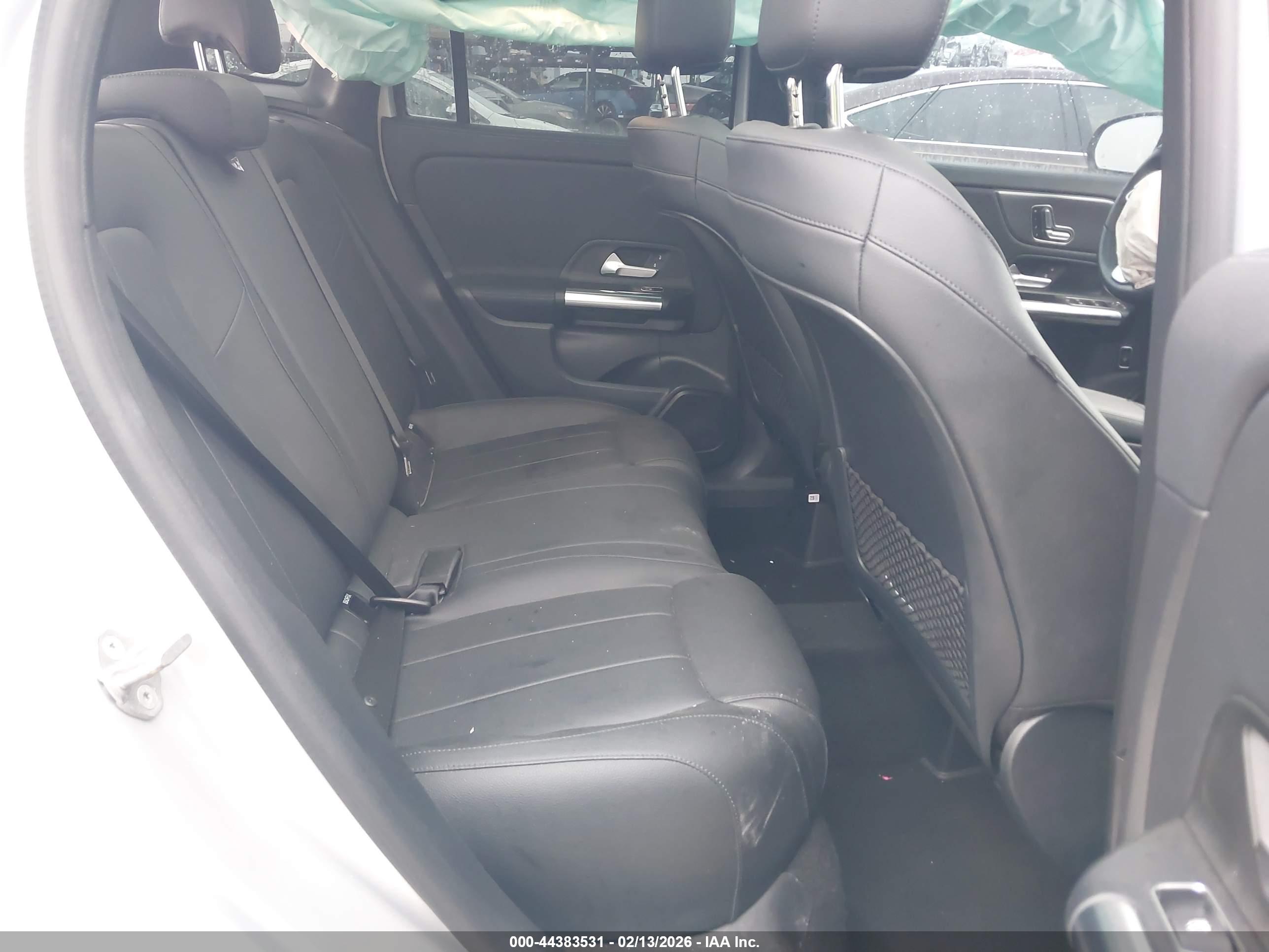 MERCEDES-BENZ GLA image 8