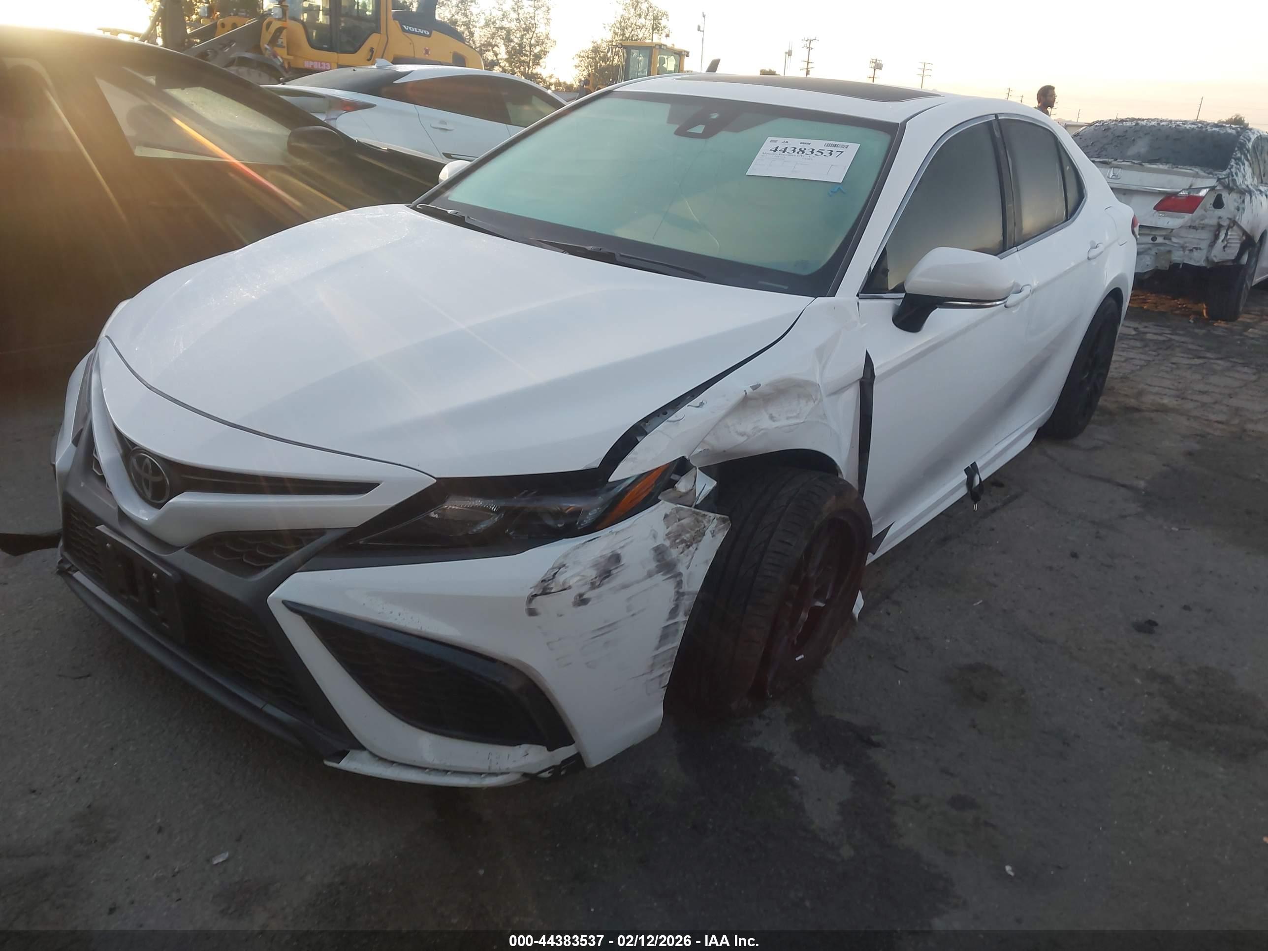 TOYOTA CAMRY image 2