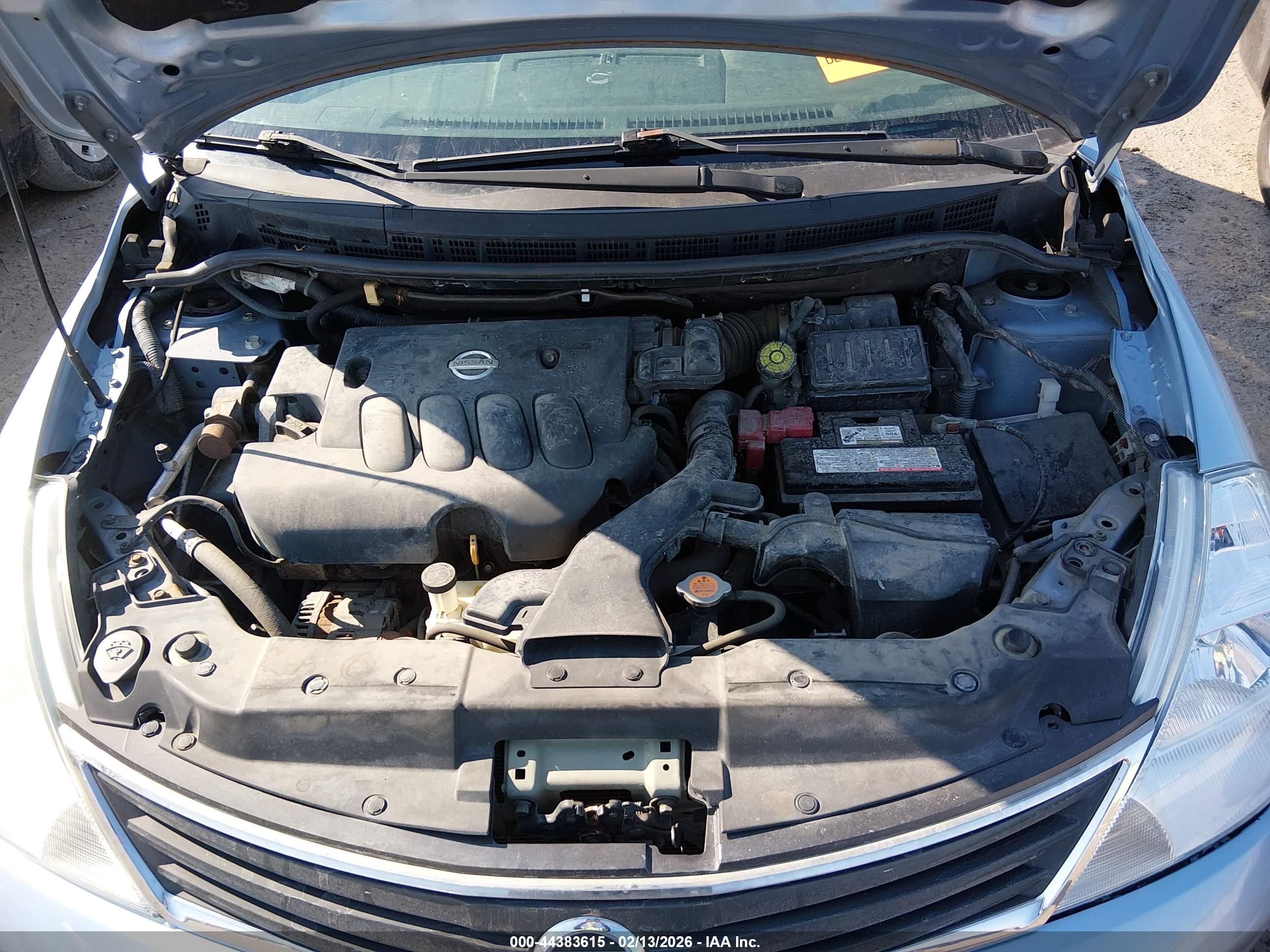 NISSAN VERSA image 10