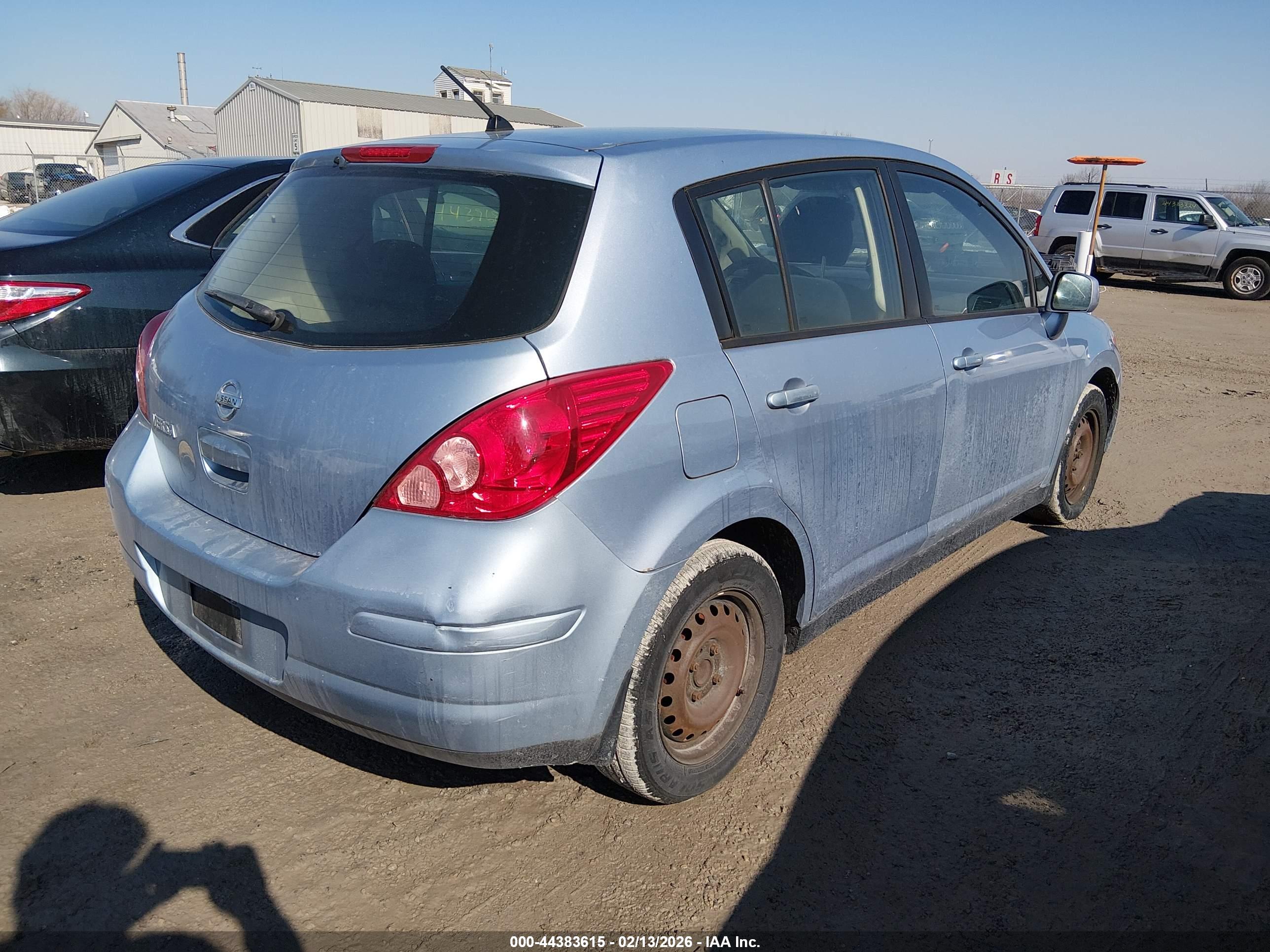 NISSAN VERSA image 4