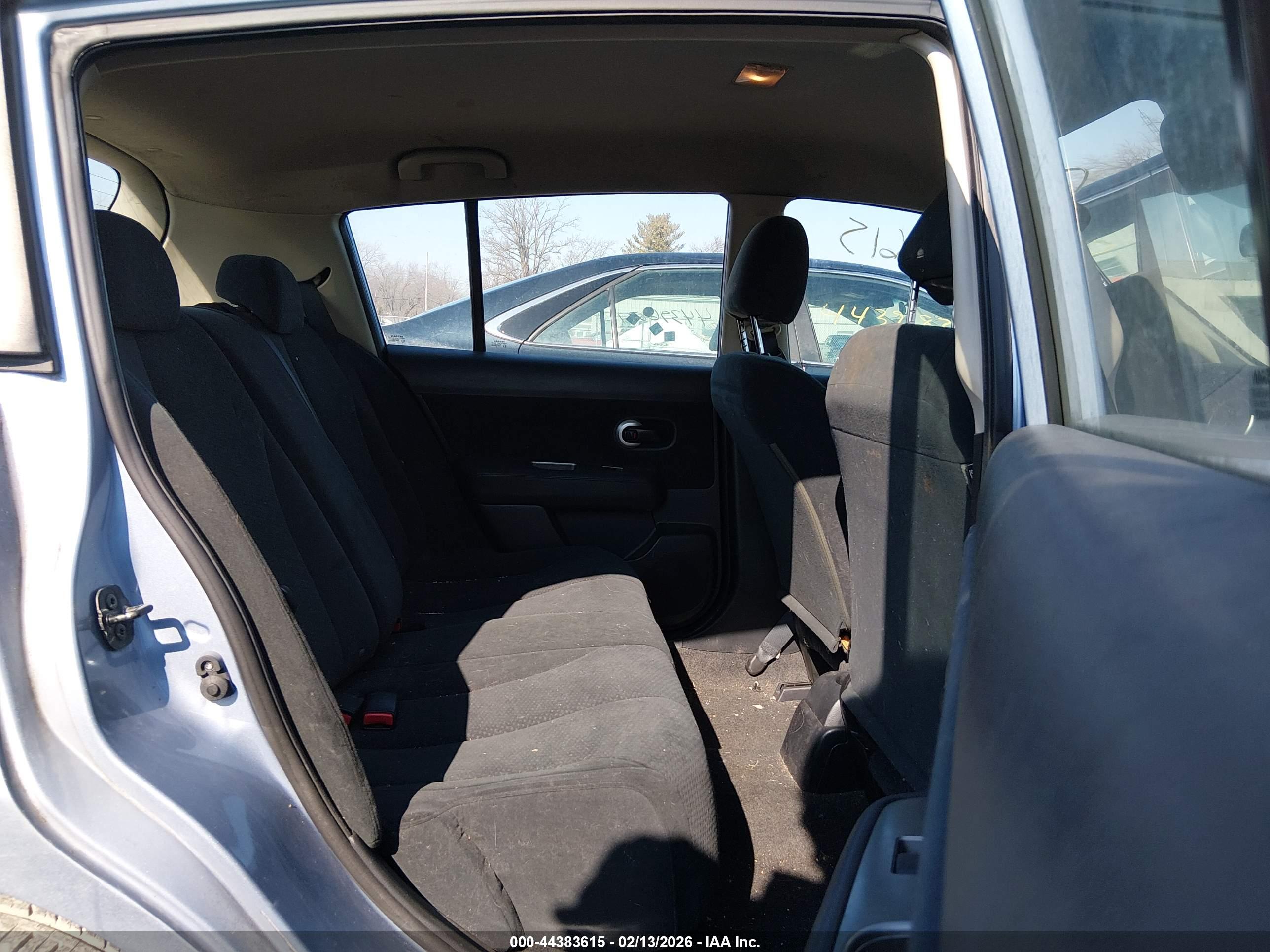 NISSAN VERSA image 8