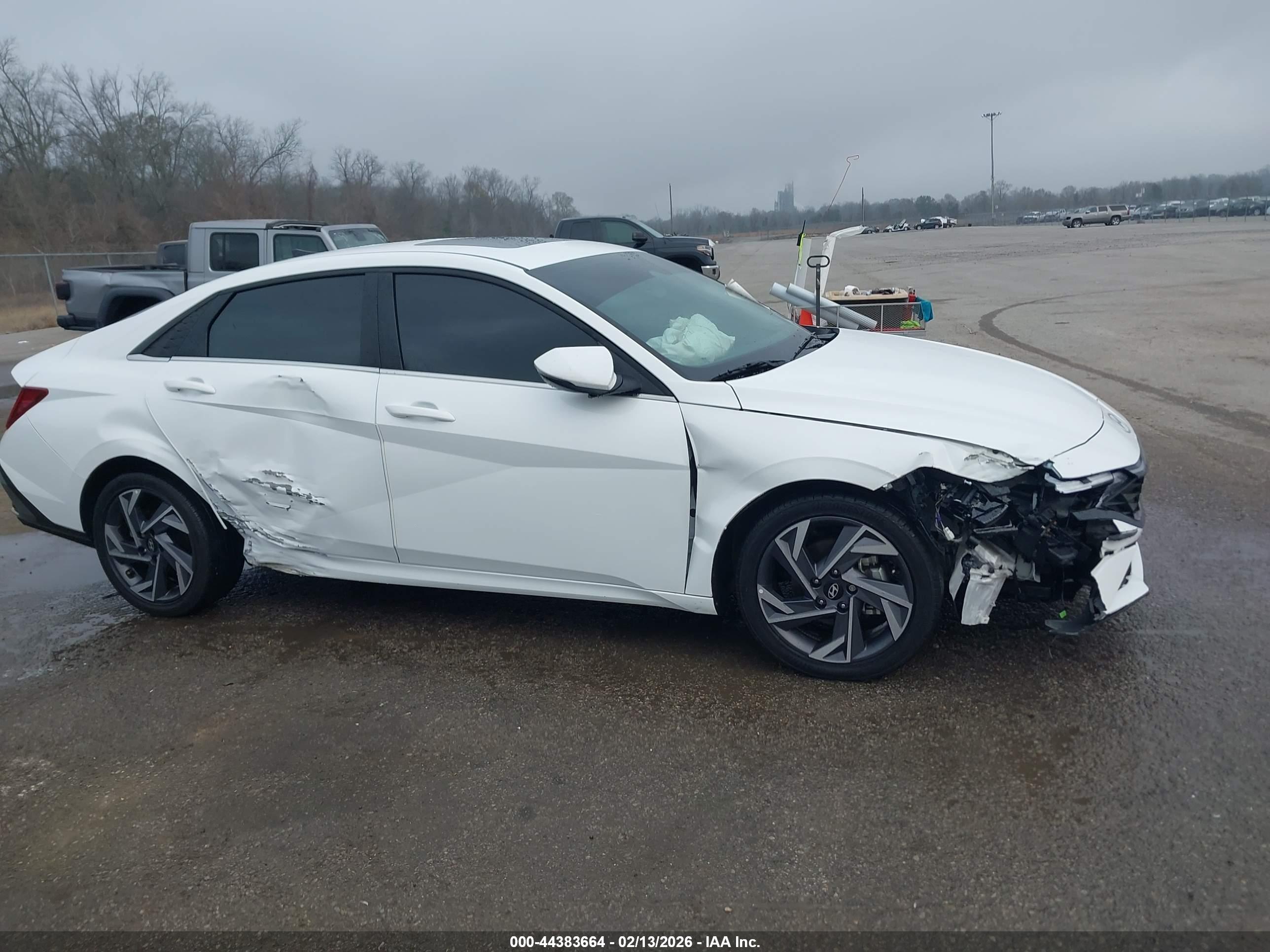 HYUNDAI ELANTRA image 6