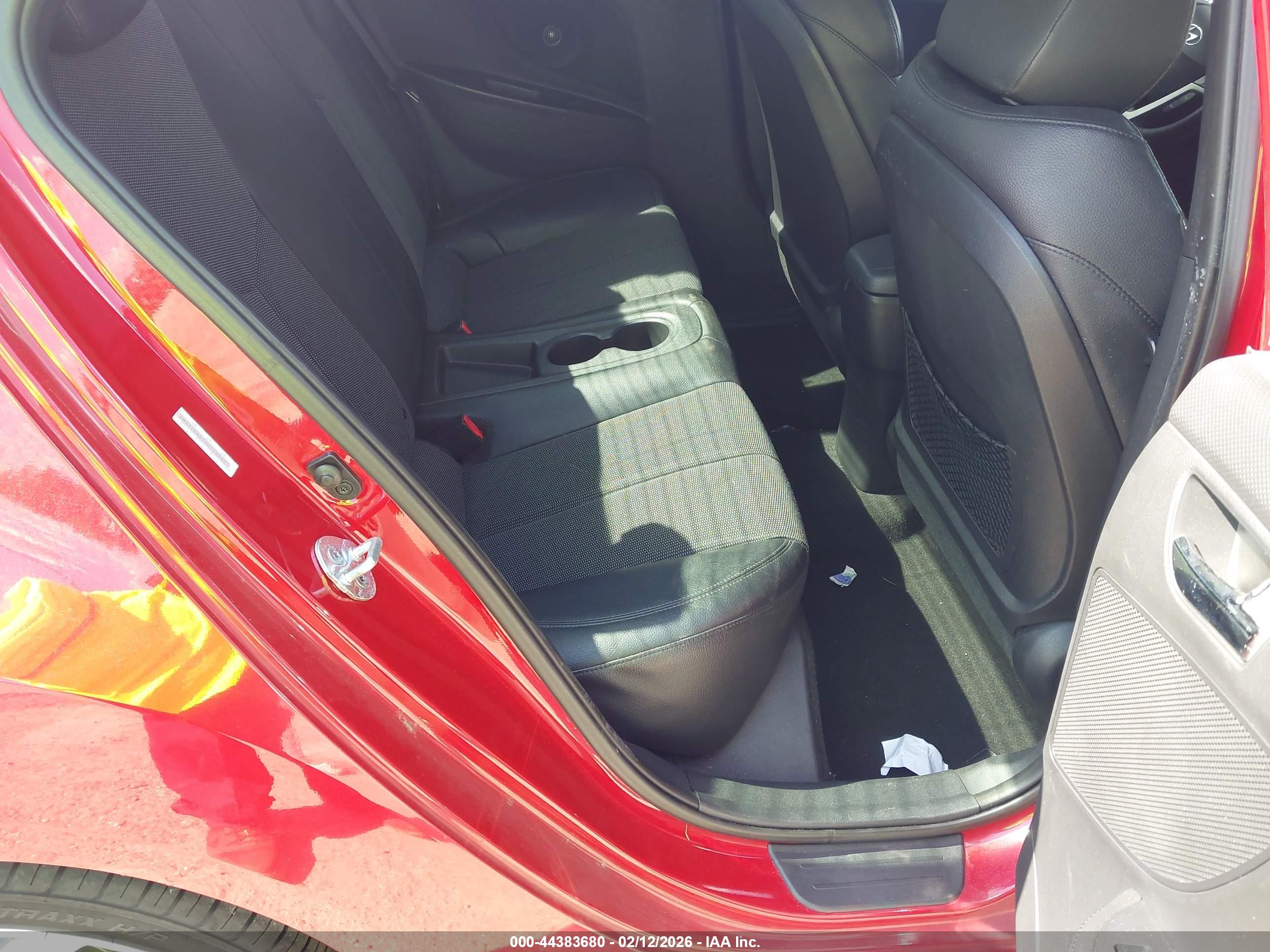 HYUNDAI VELOSTER image 8