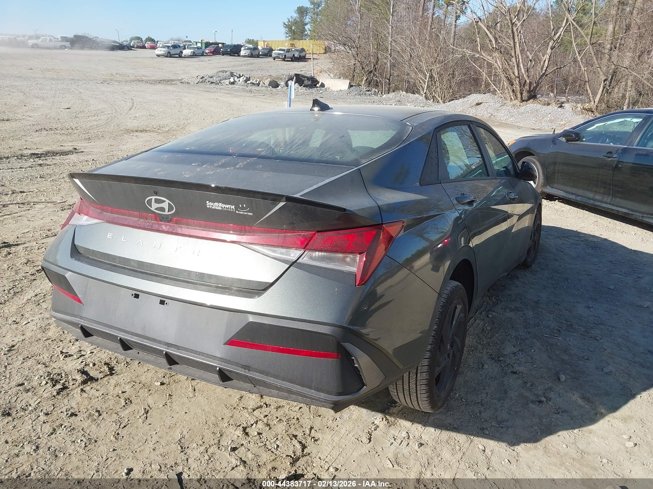 HYUNDAI ELANTRA image 4