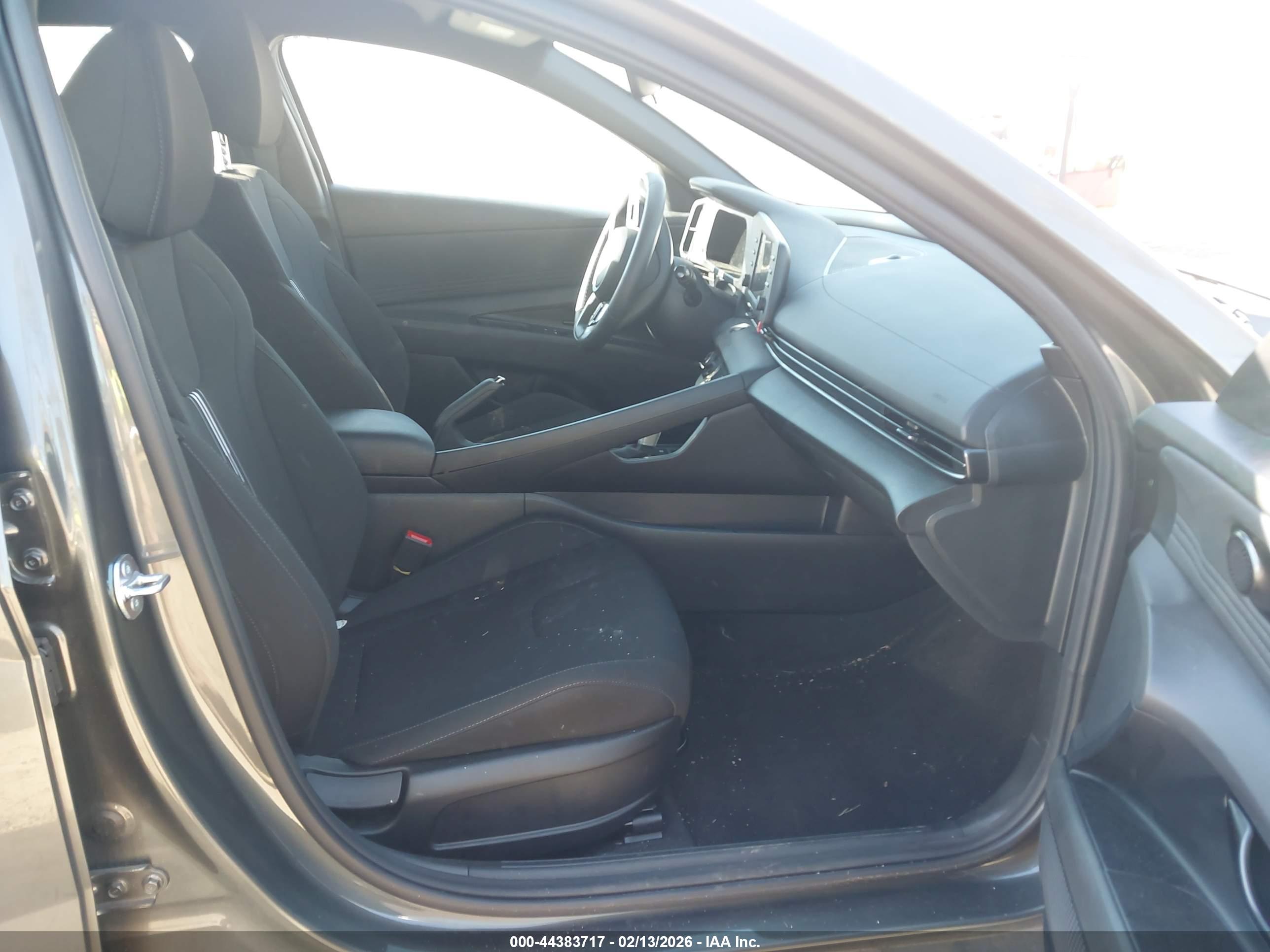 HYUNDAI ELANTRA image 5