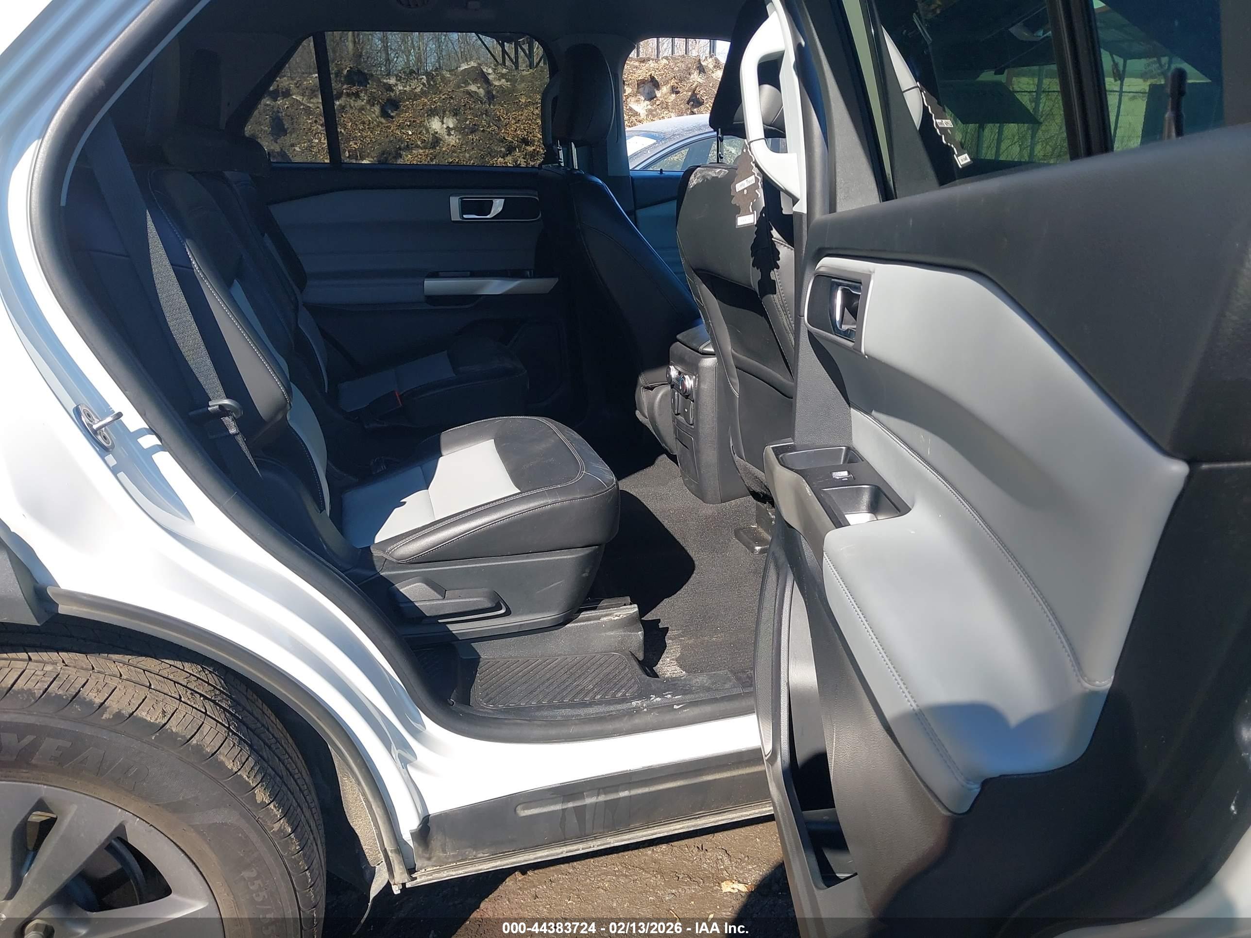 FORD EXPLORER image 8