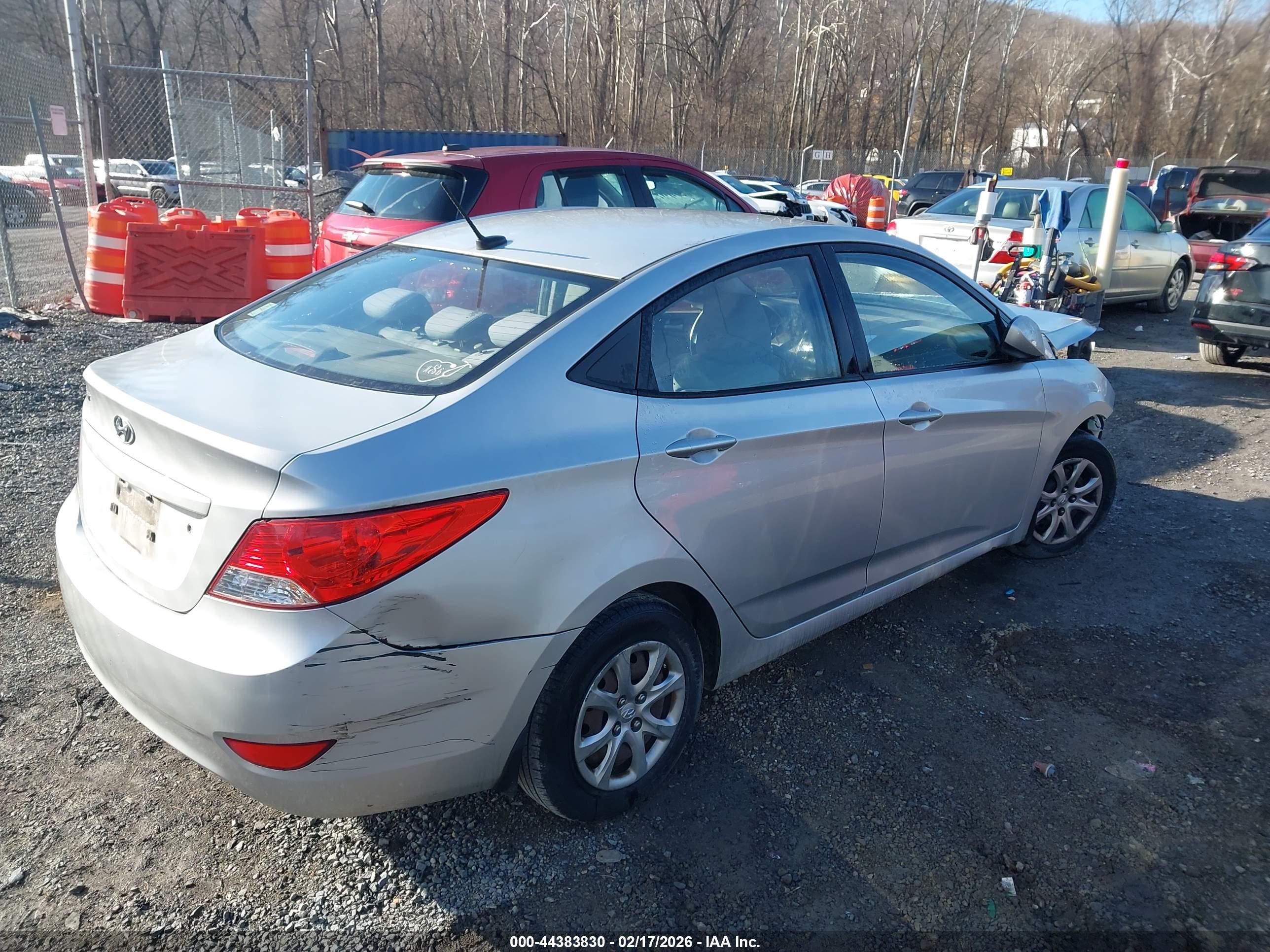 HYUNDAI ACCENT image 4