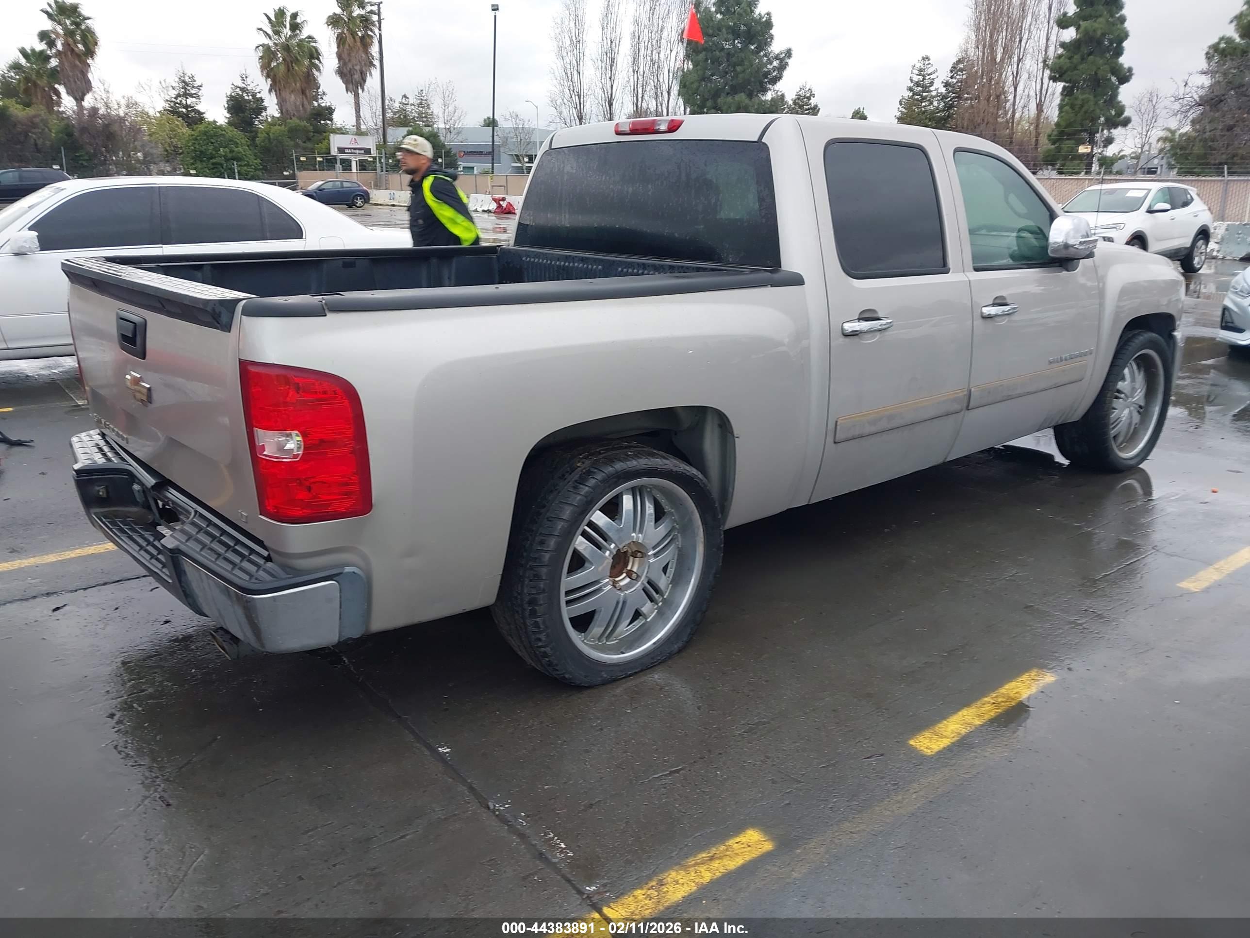 CHEVROLET SILVERADO image 4