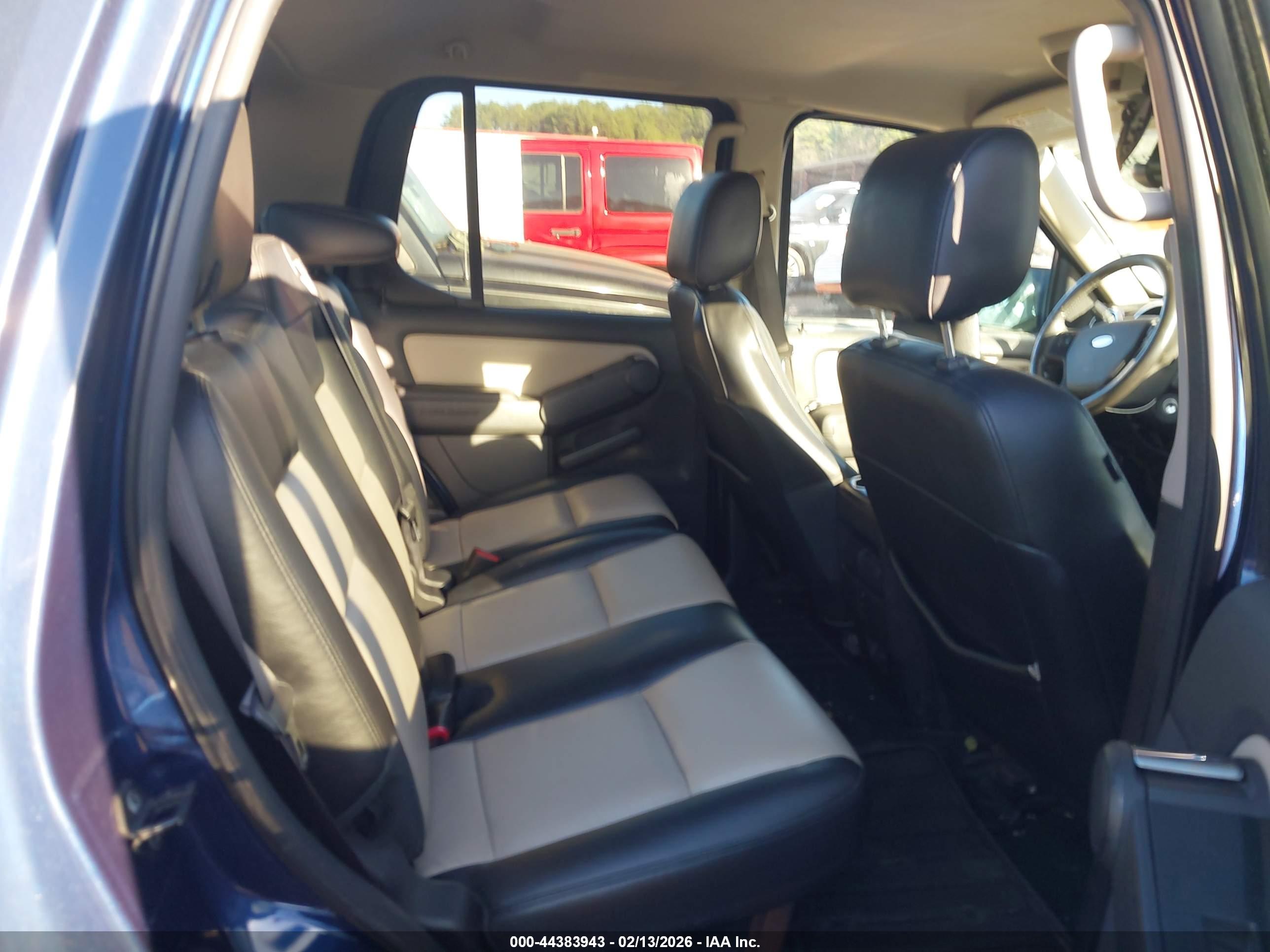 FORD EXPLORER image 8