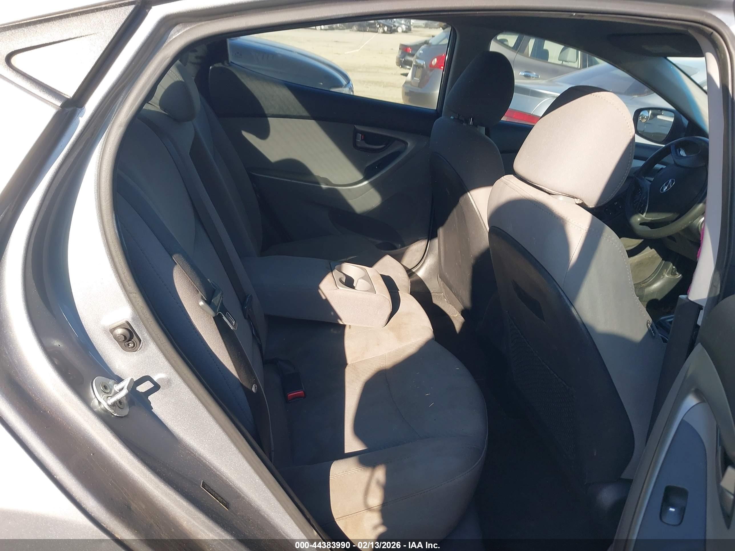 HYUNDAI ELANTRA image 8