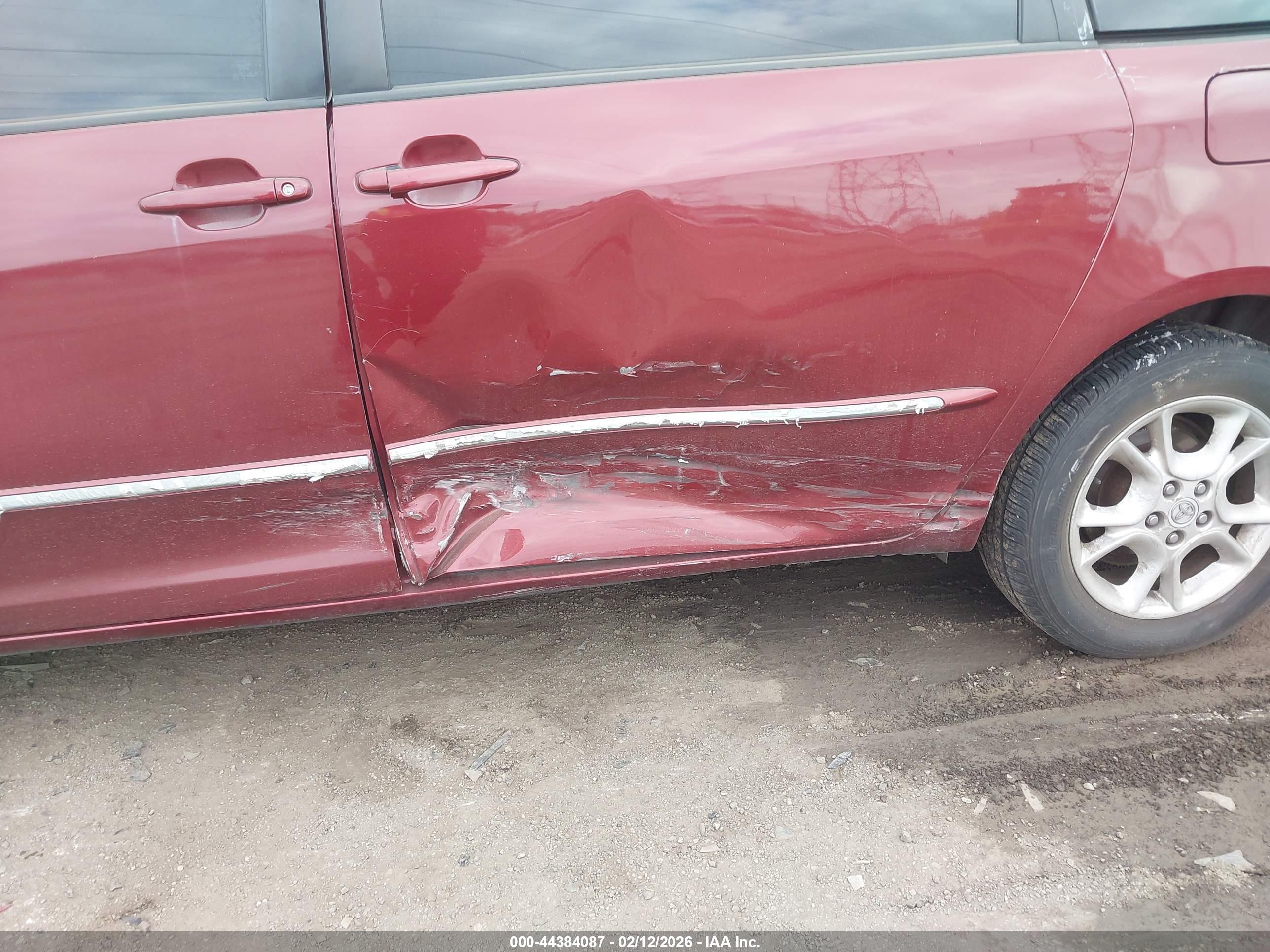 TOYOTA SIENNA image 6
