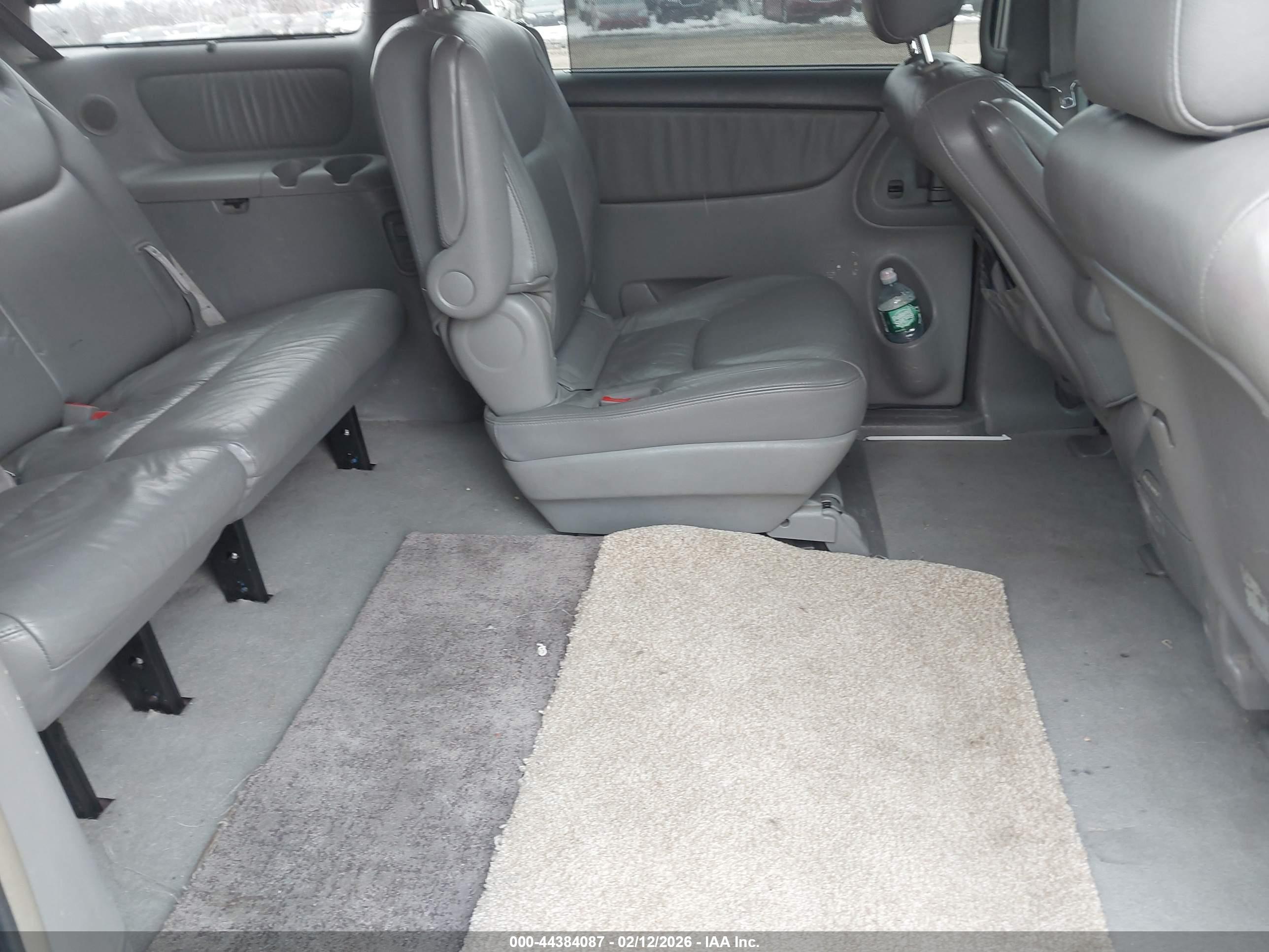TOYOTA SIENNA image 8