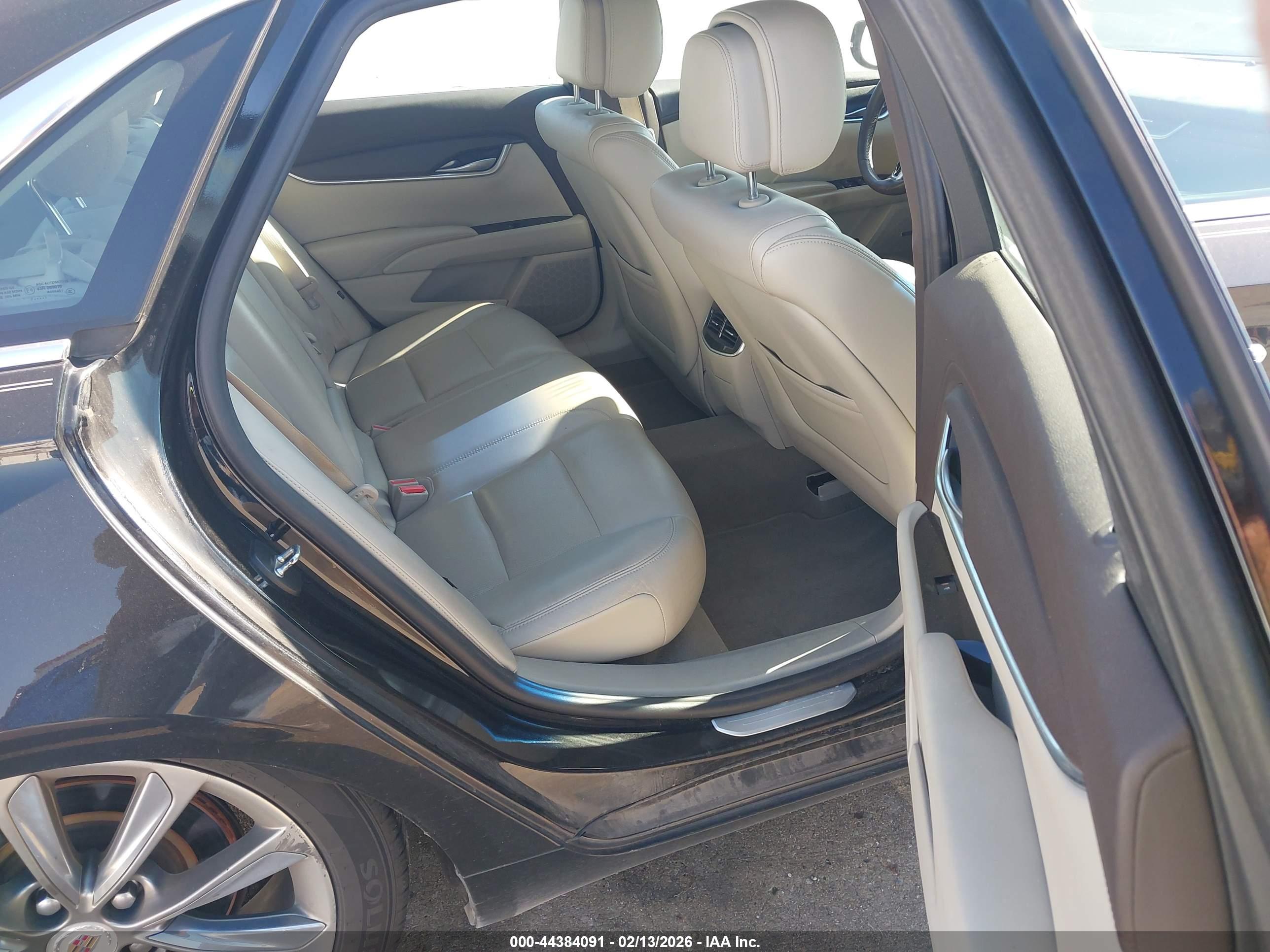 CADILLAC XTS image 8