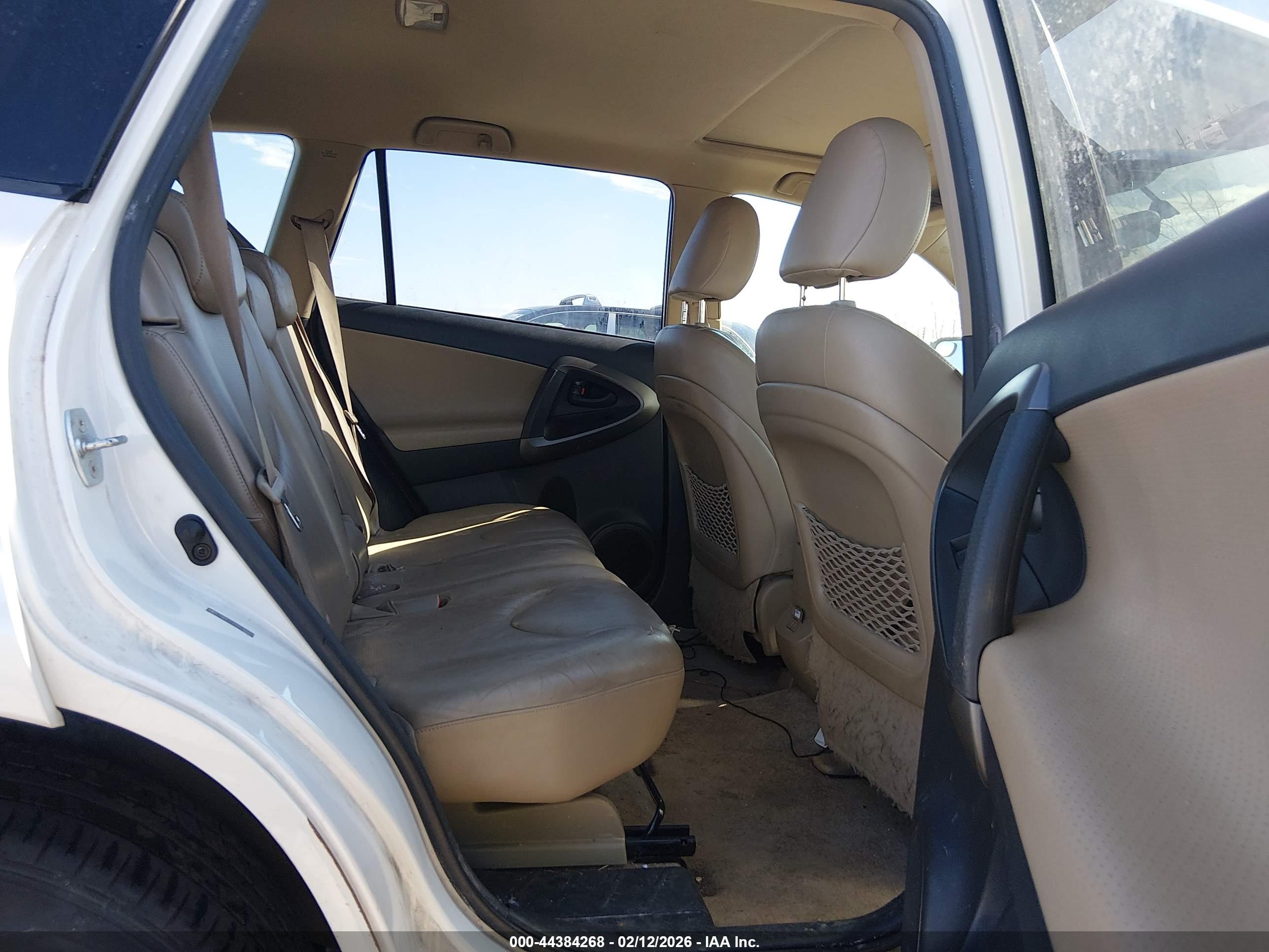 TOYOTA RAV4 image 8