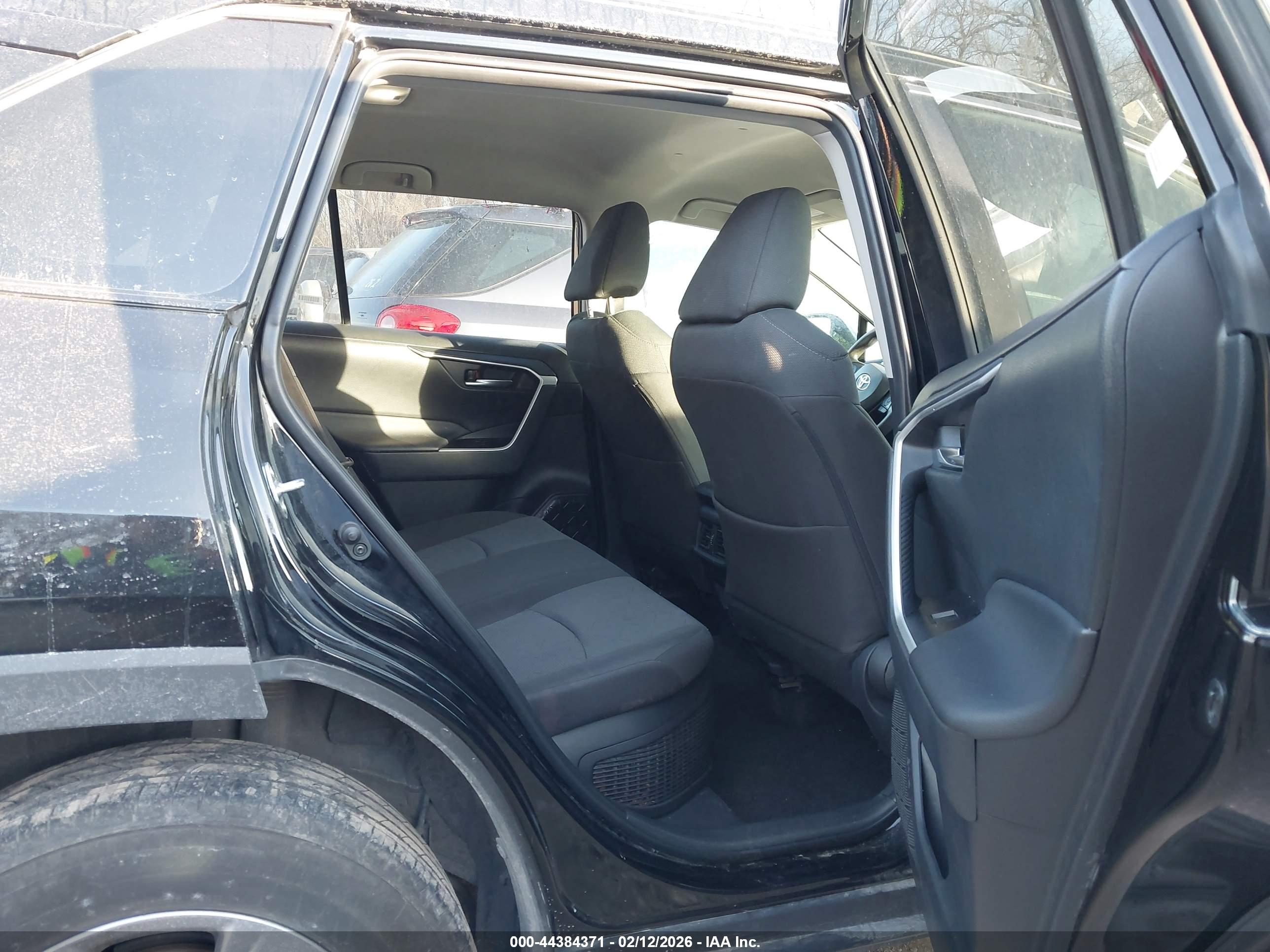 TOYOTA RAV4 image 8
