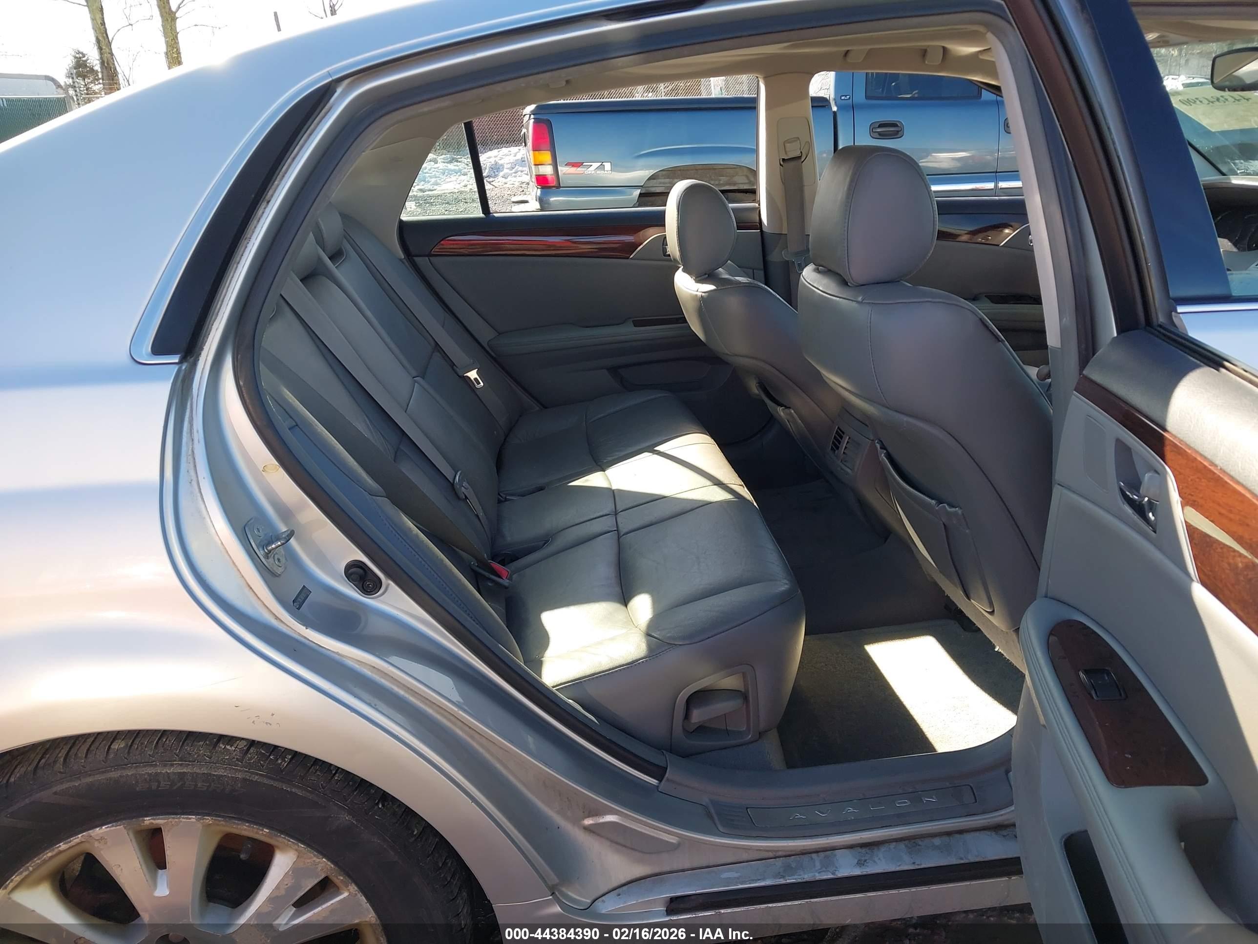 TOYOTA AVALON image 8