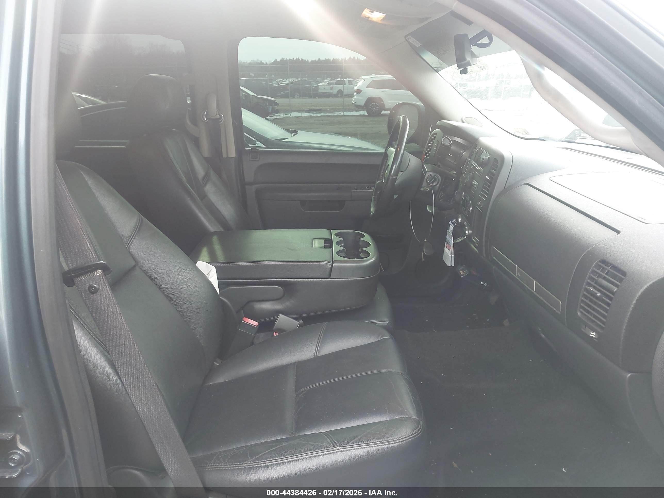 CHEVROLET SILVERADO image 5