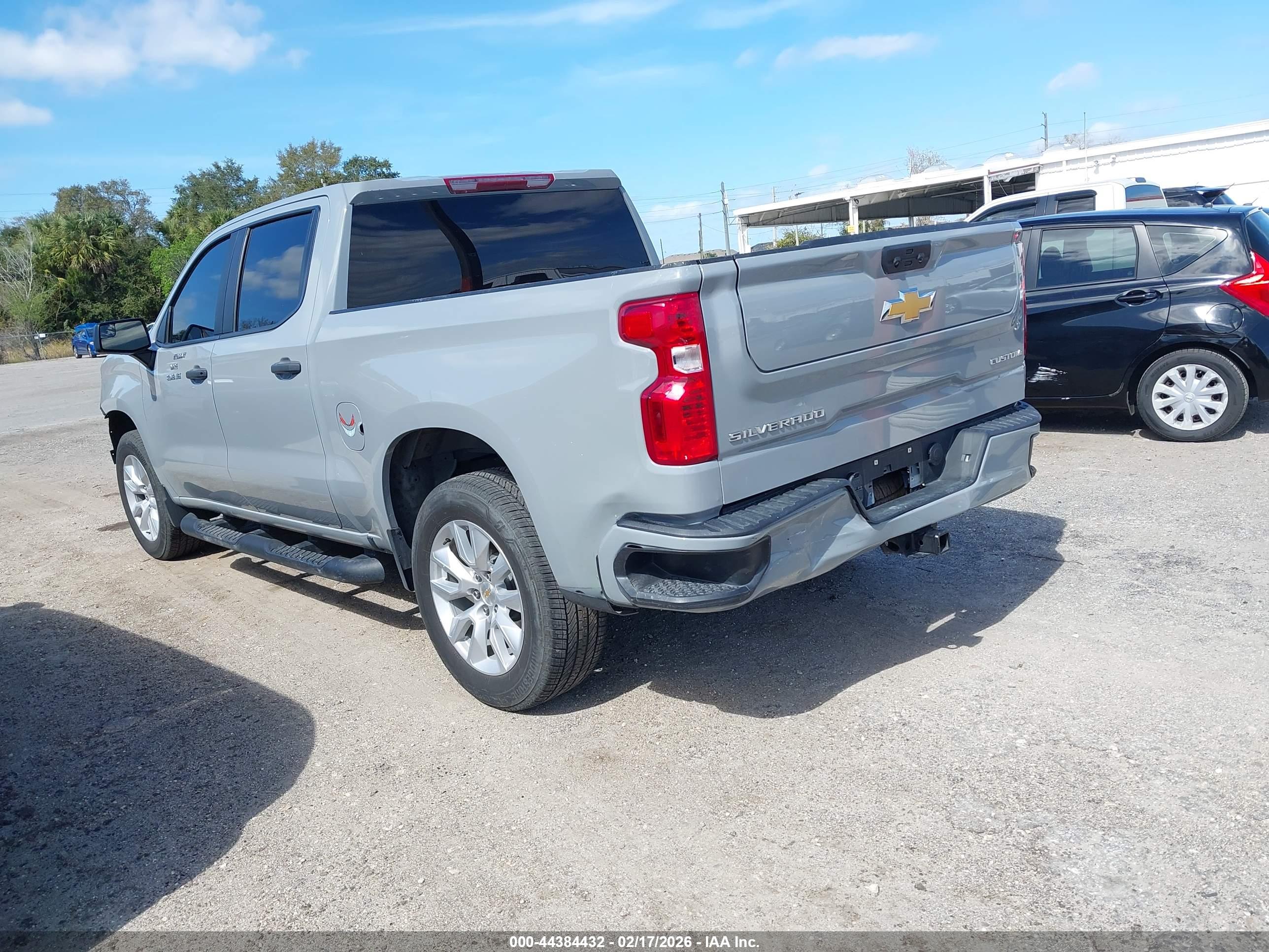CHEVROLET SILVERADO image 3