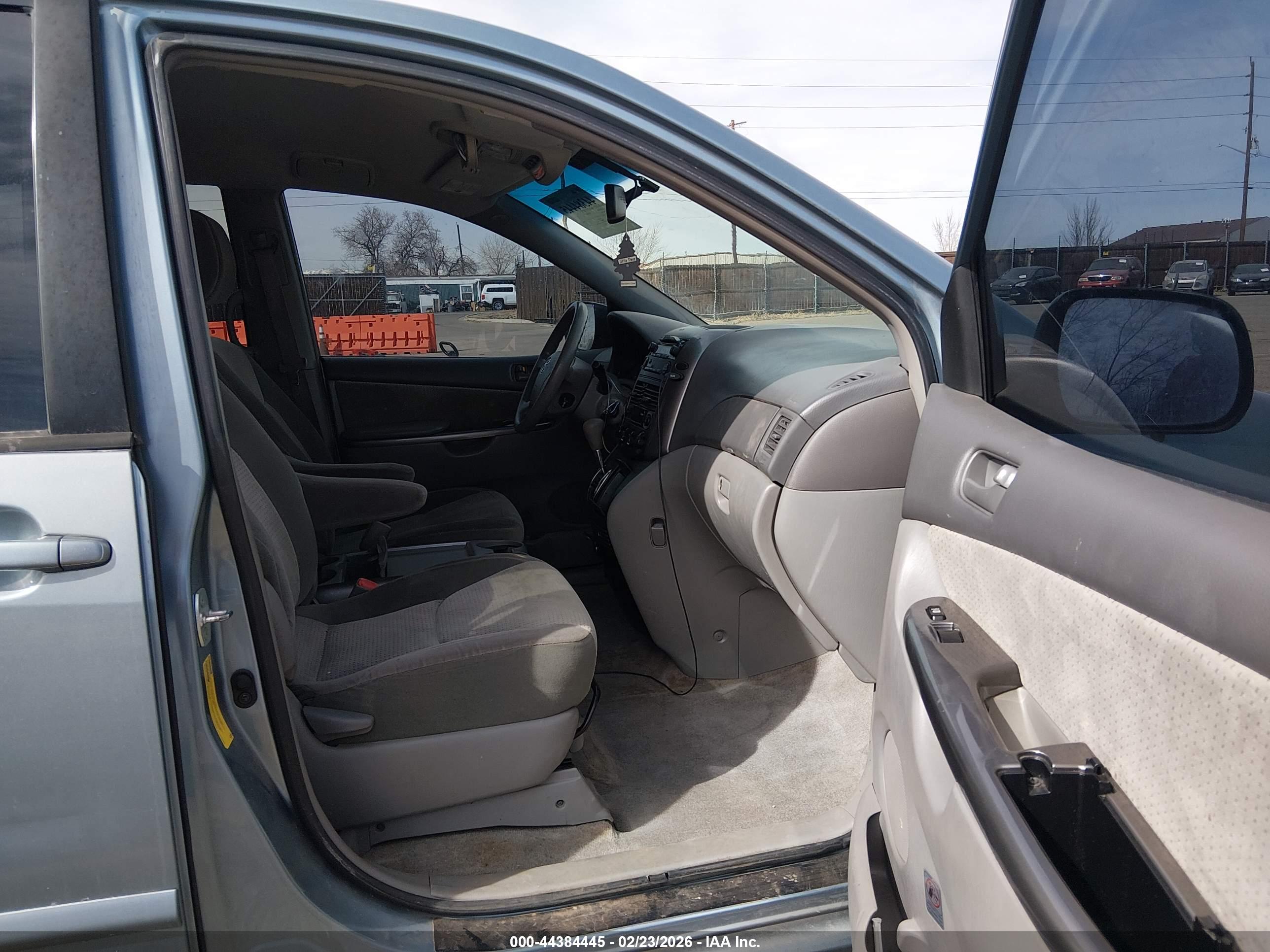 TOYOTA SIENNA image 5