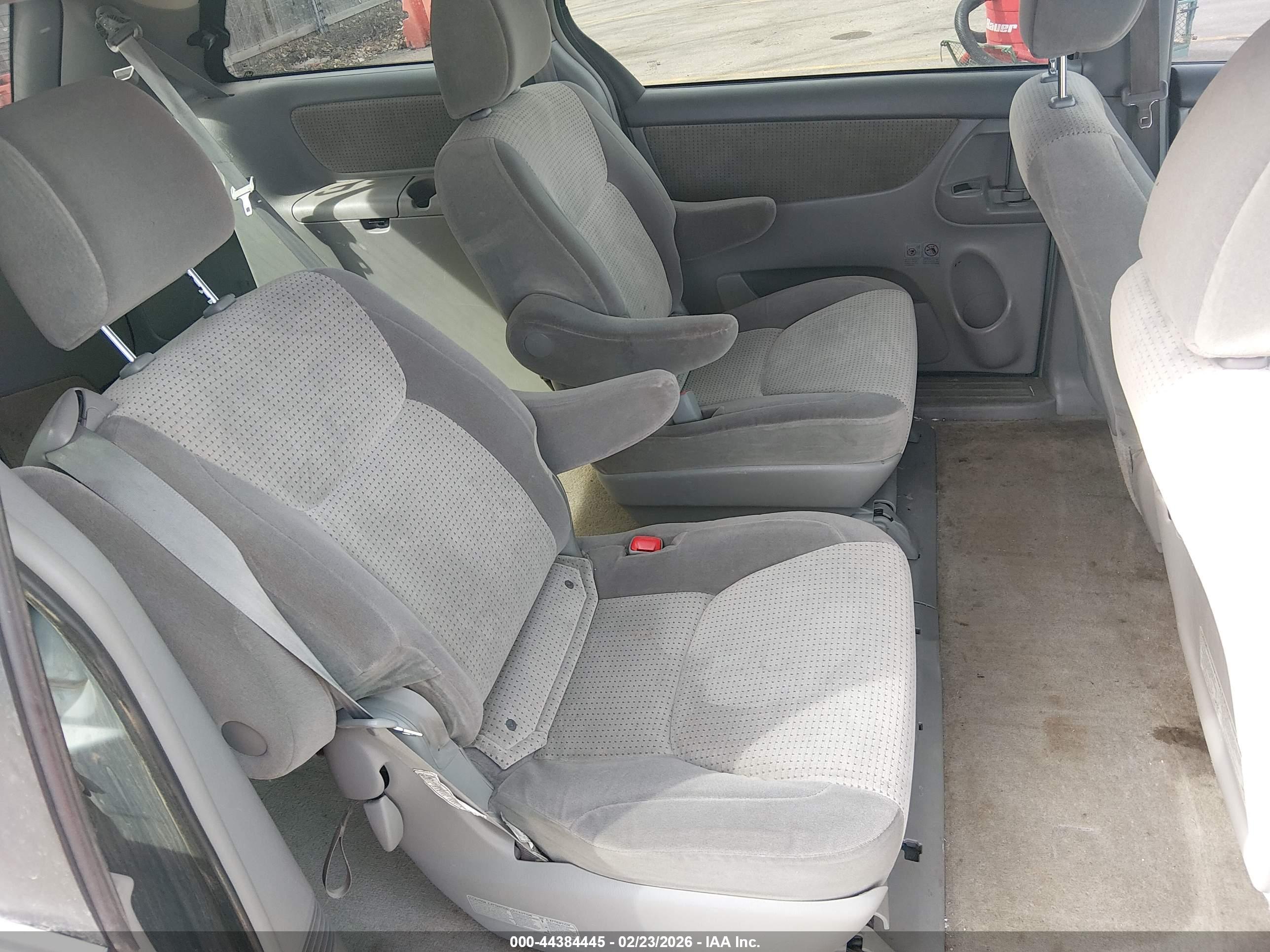 TOYOTA SIENNA image 8