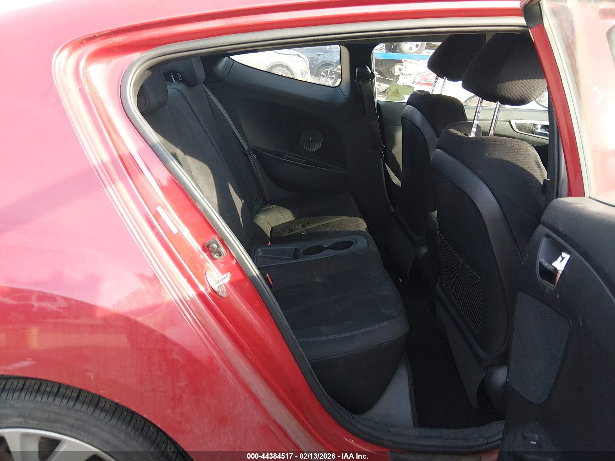 HYUNDAI VELOSTER image 8