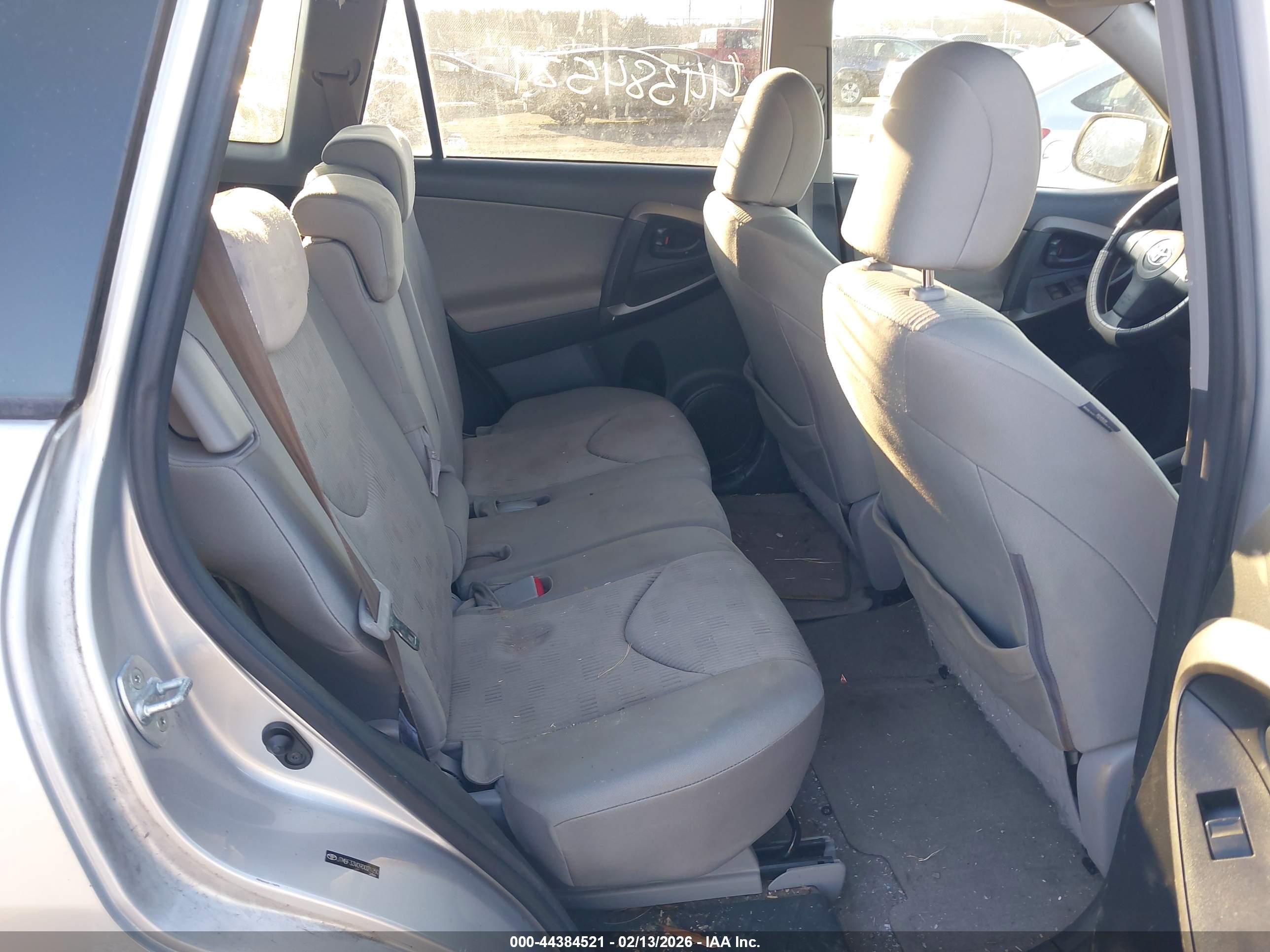 TOYOTA RAV4 image 8