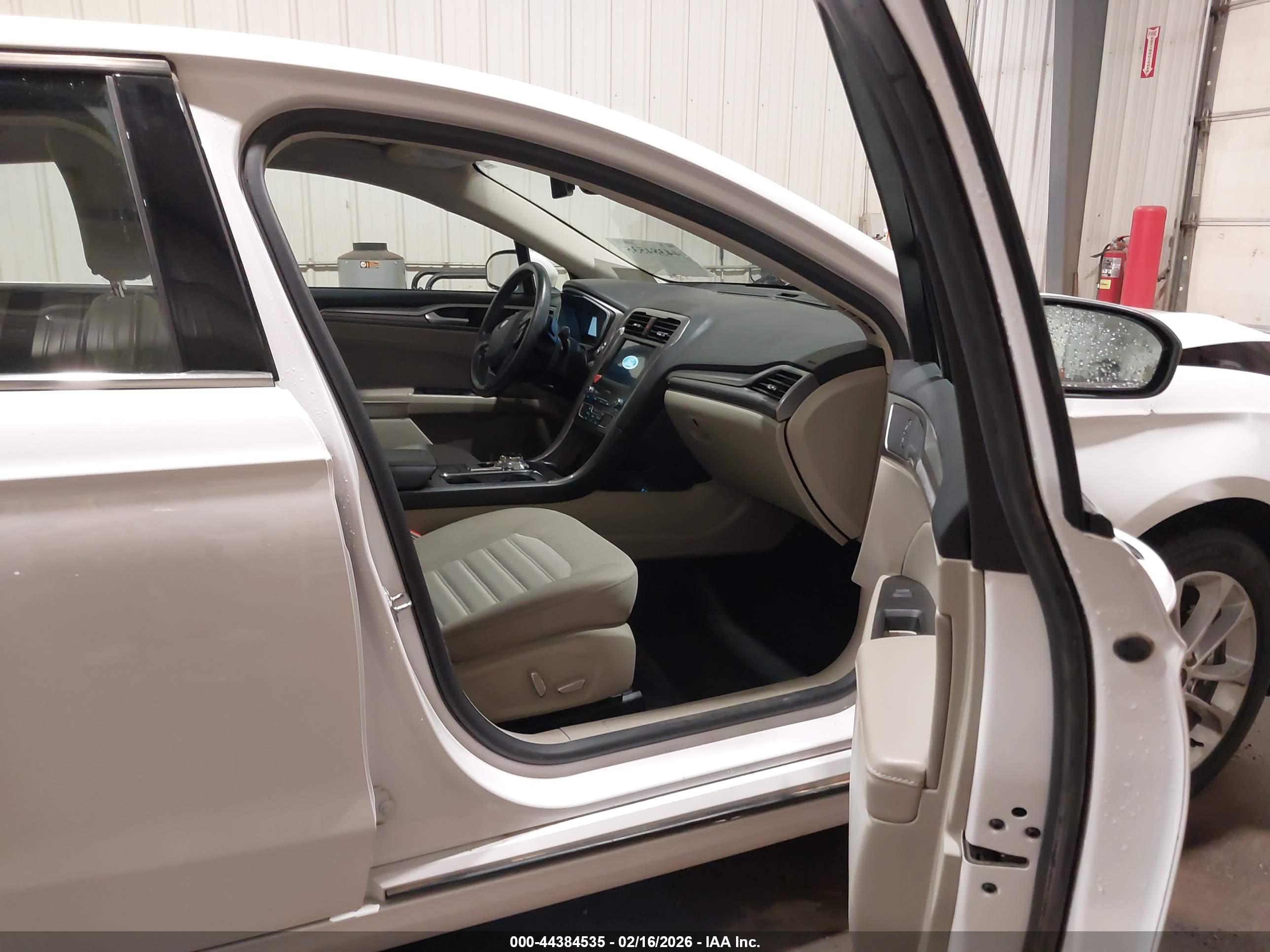 FORD FUSION image 5