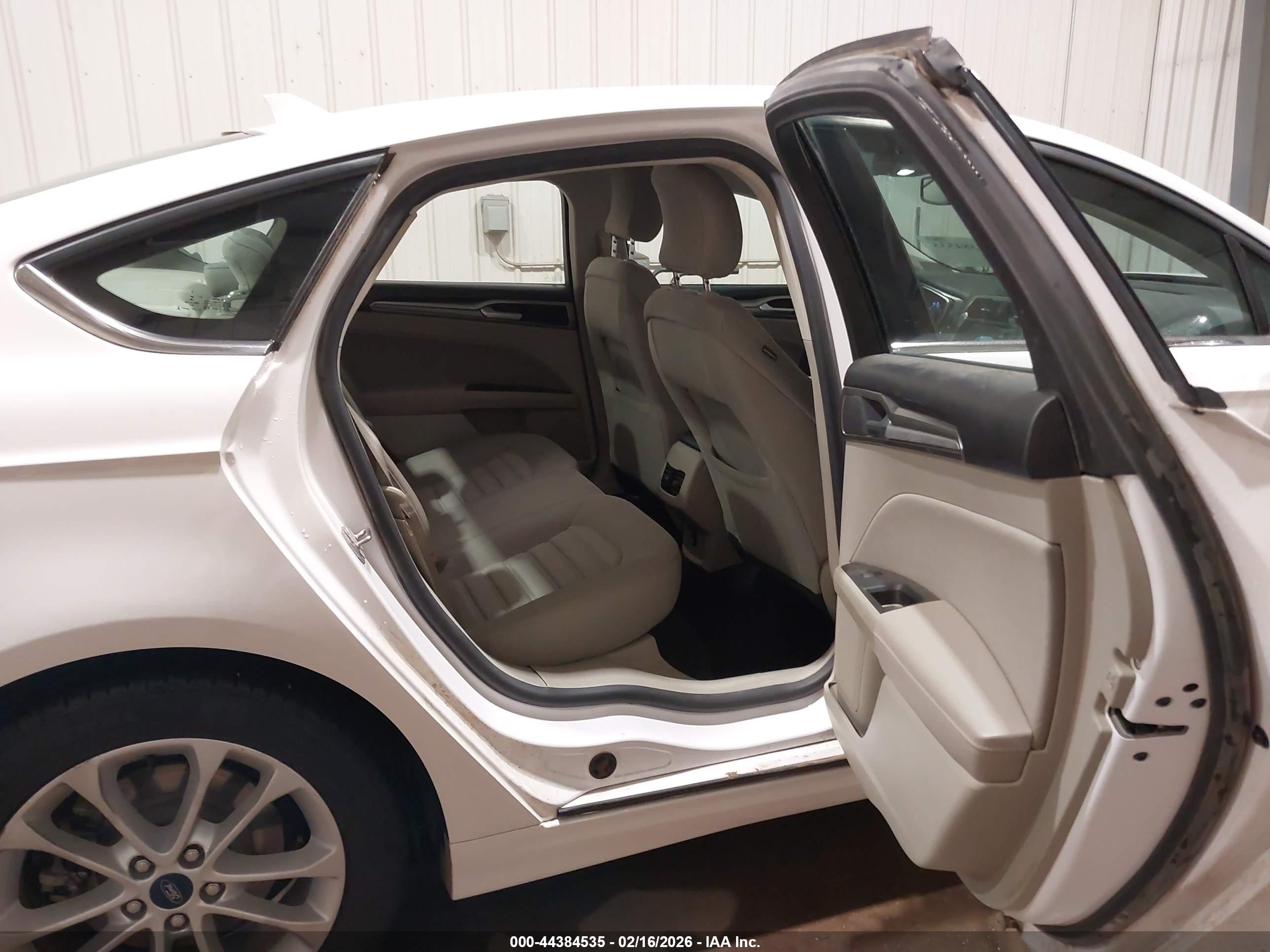 FORD FUSION image 8