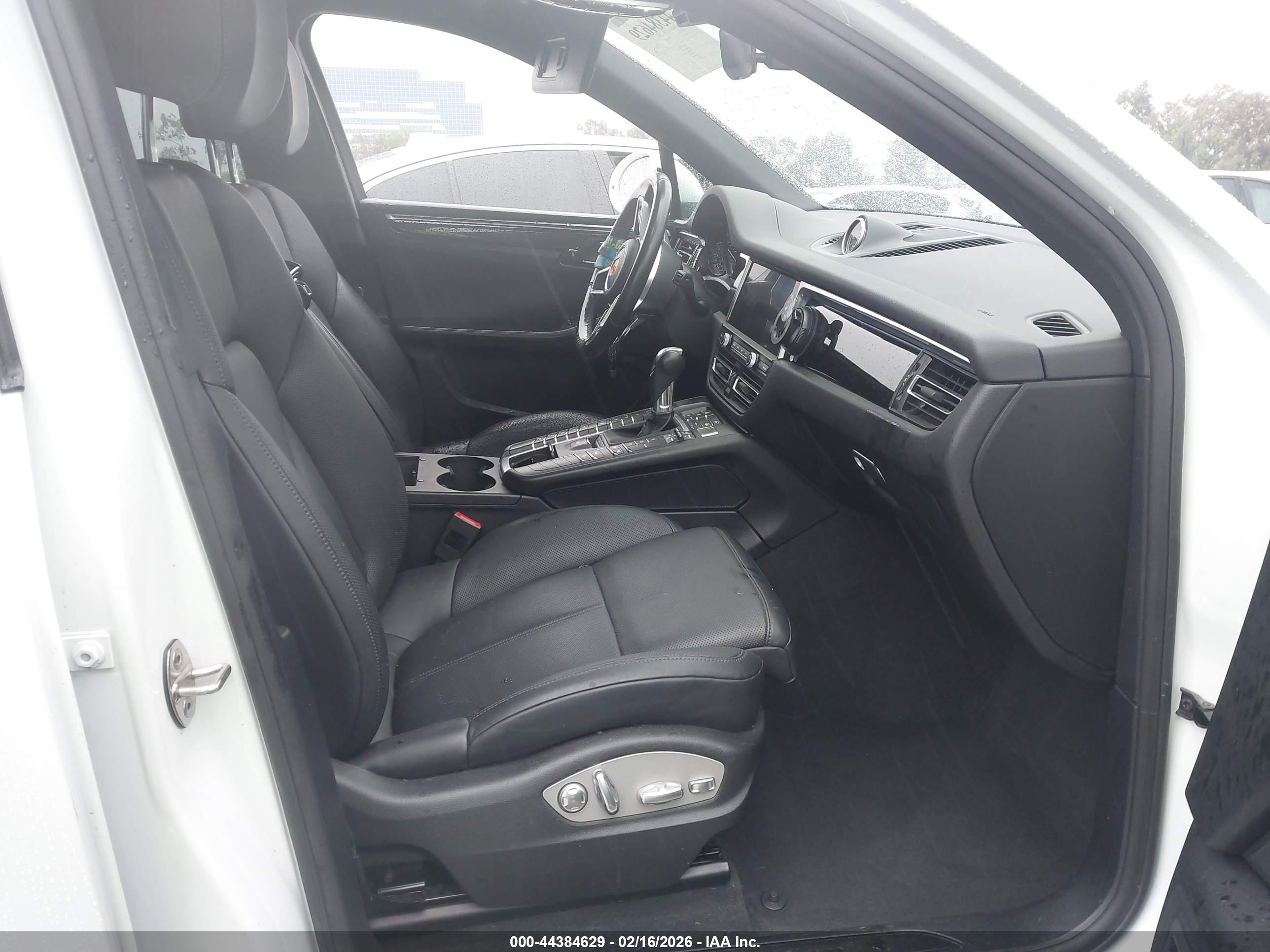 PORSCHE MACAN image 5