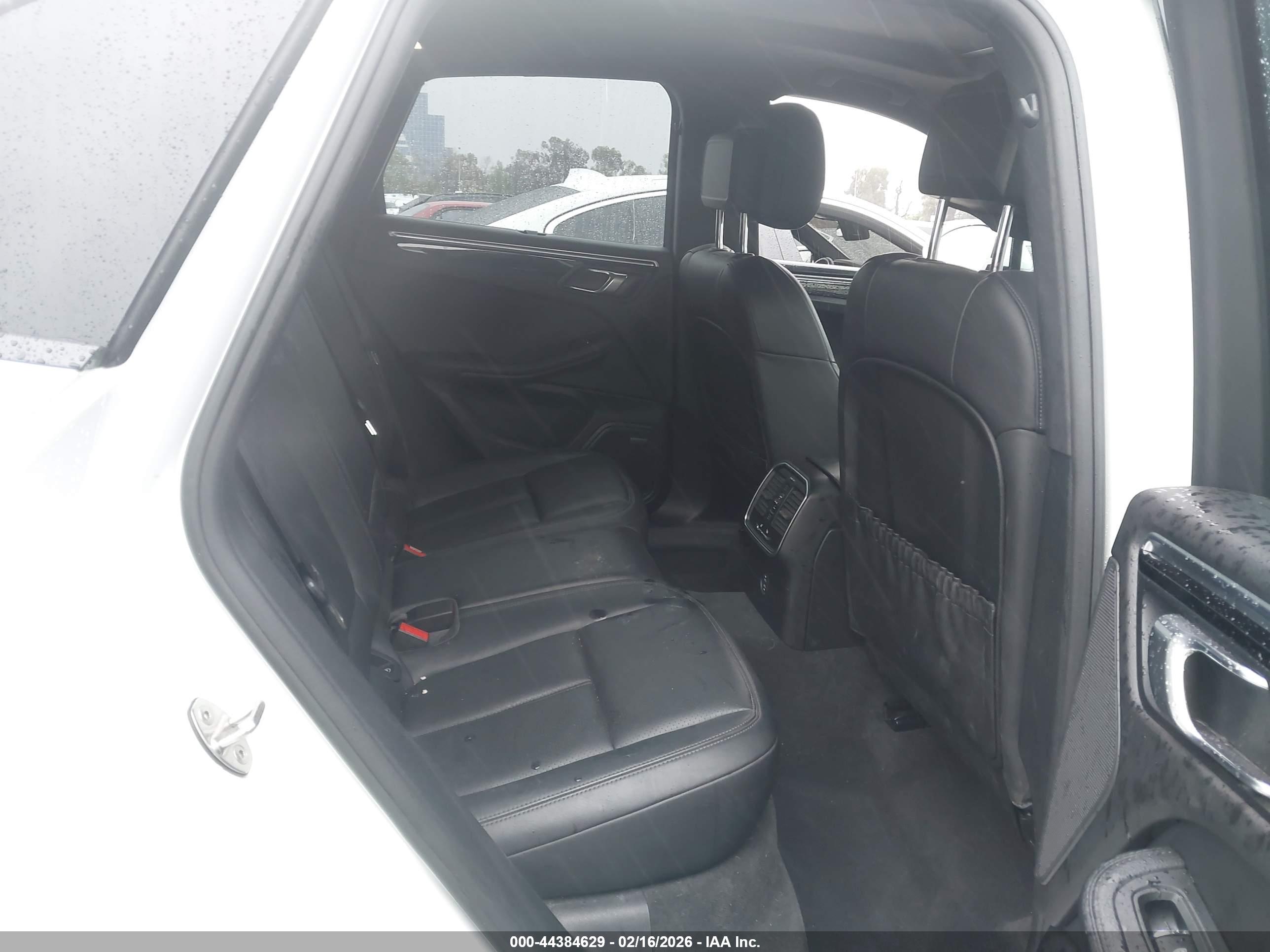 PORSCHE MACAN image 8