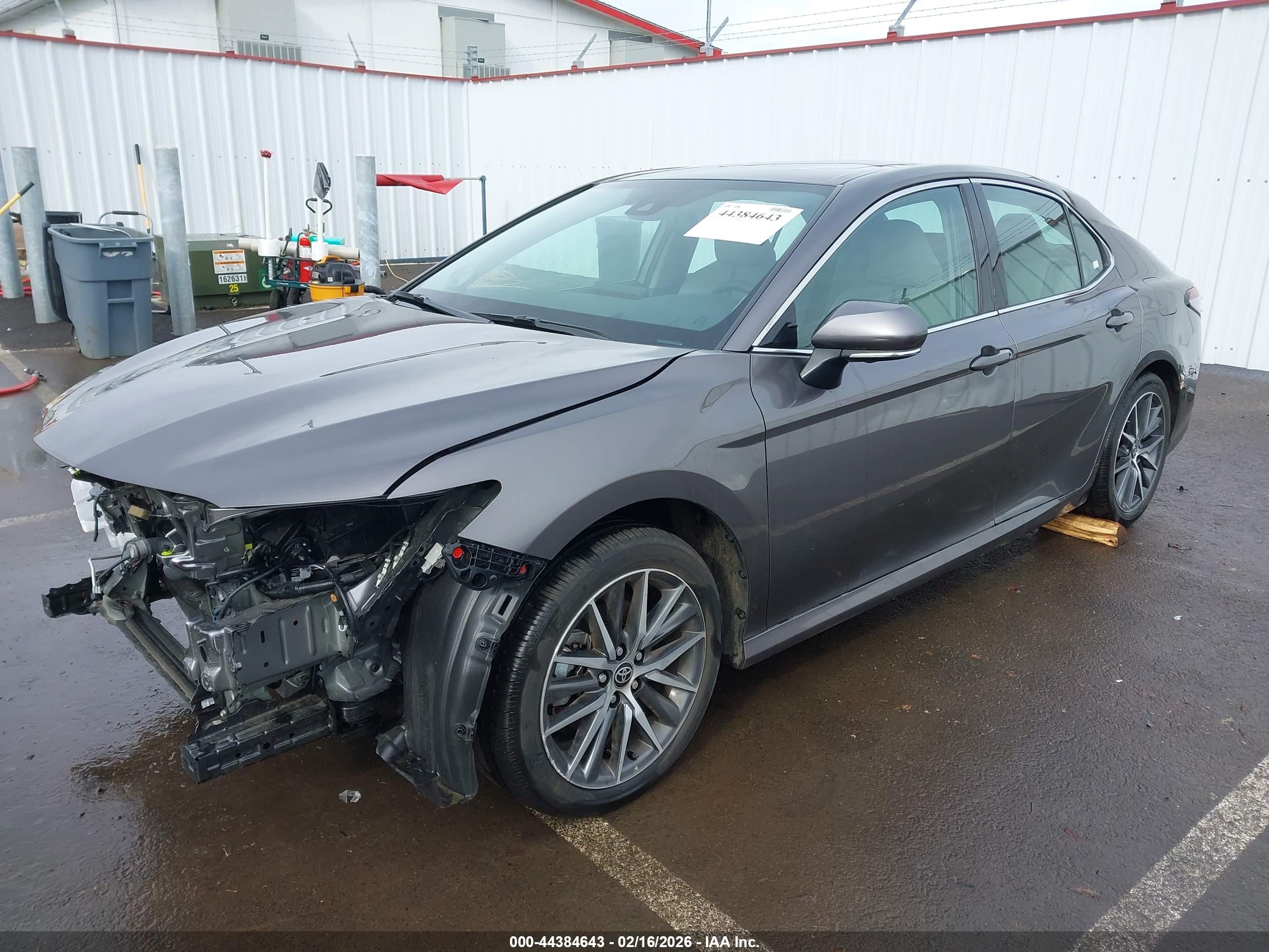 TOYOTA CAMRY image 2