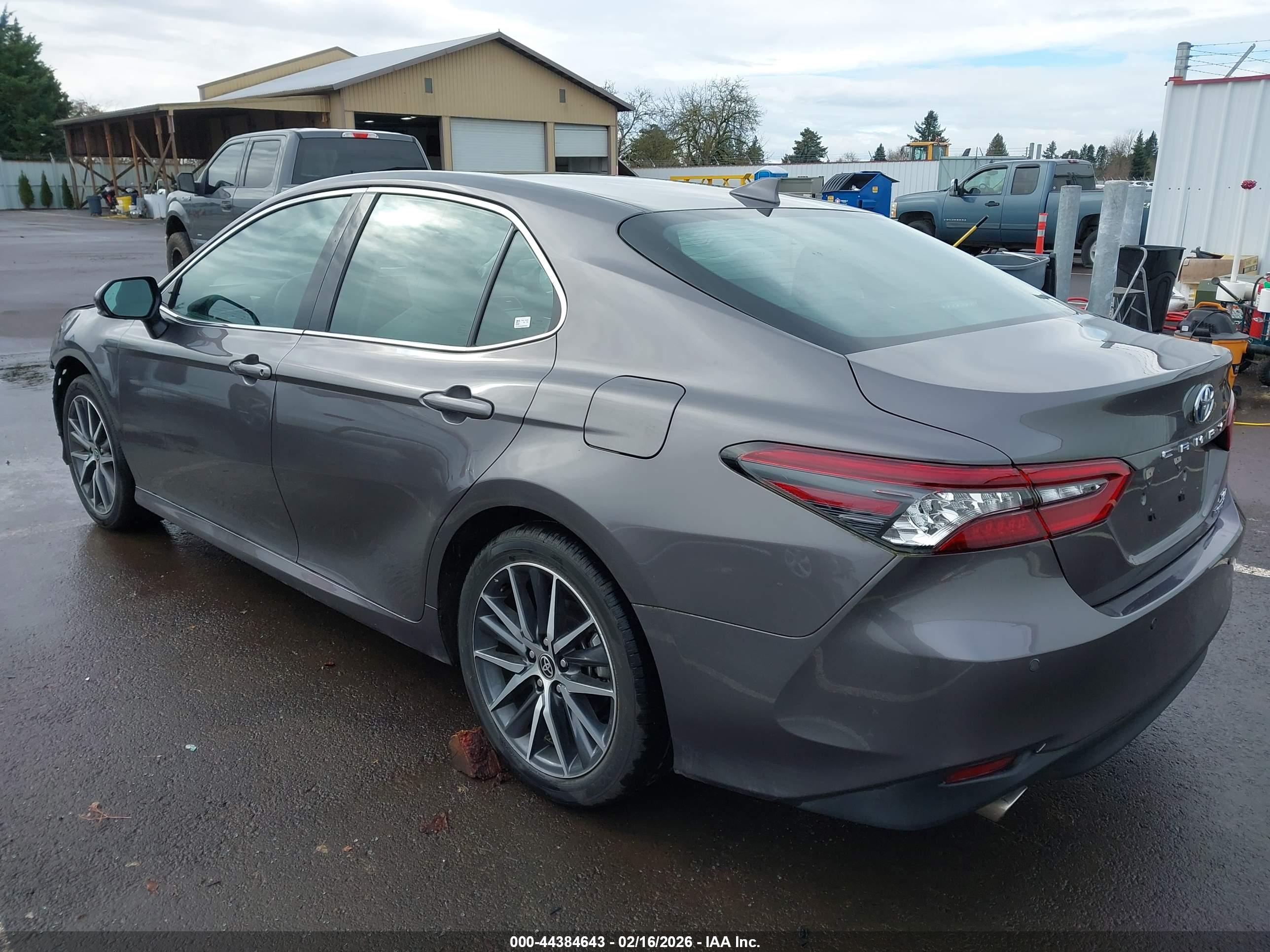 TOYOTA CAMRY image 3