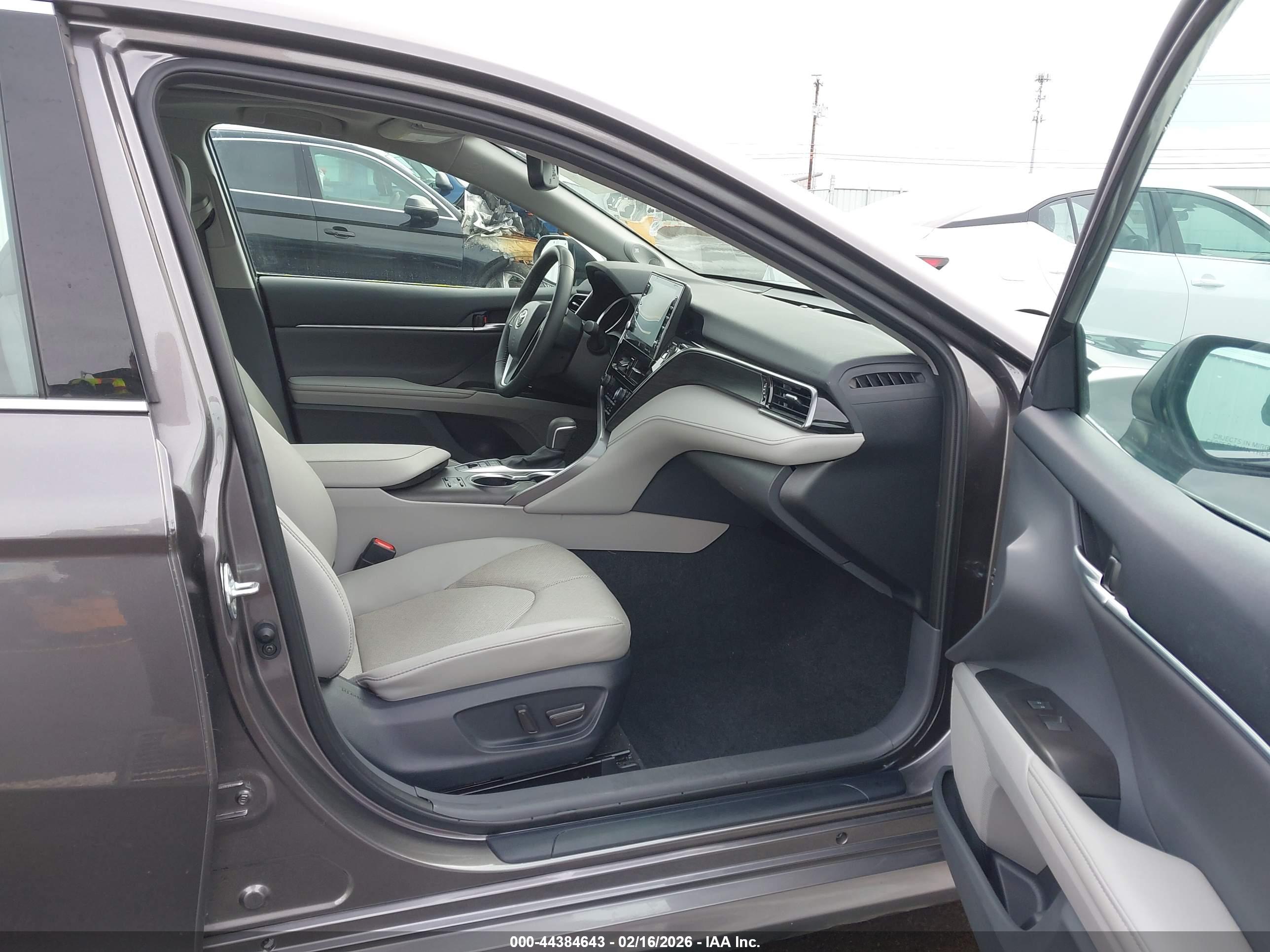 TOYOTA CAMRY image 5