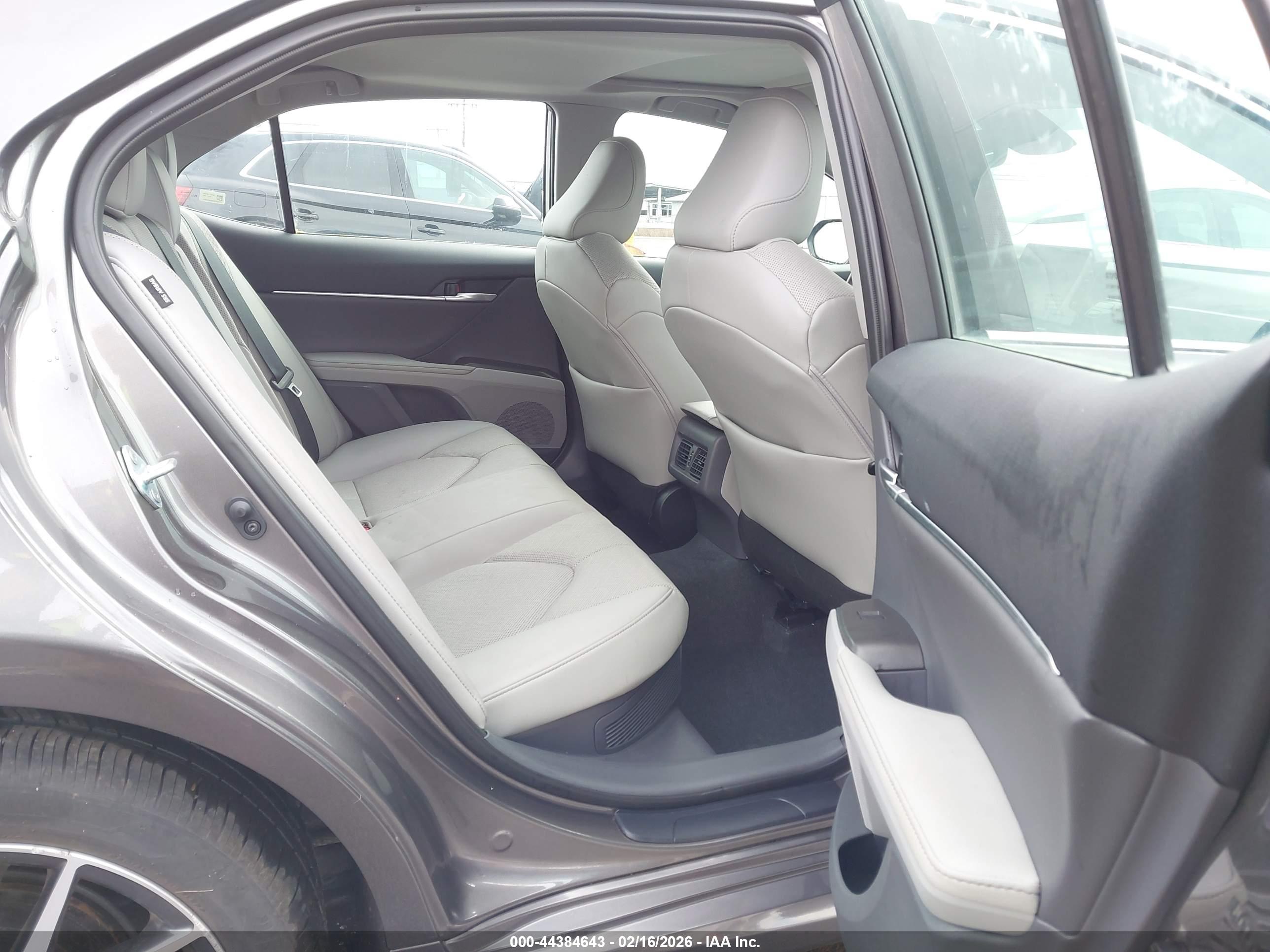 TOYOTA CAMRY image 8