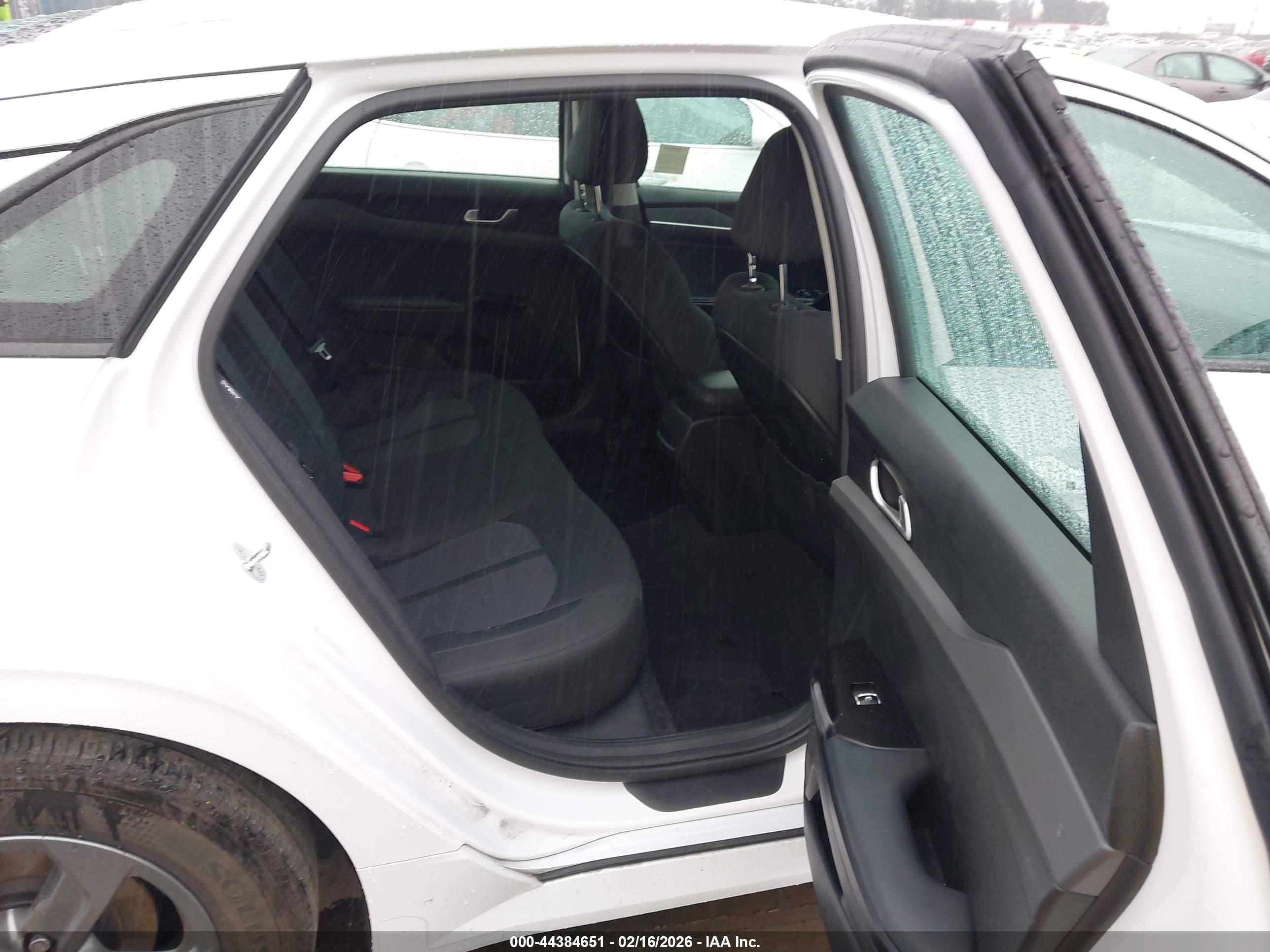 KIA K5 image 8