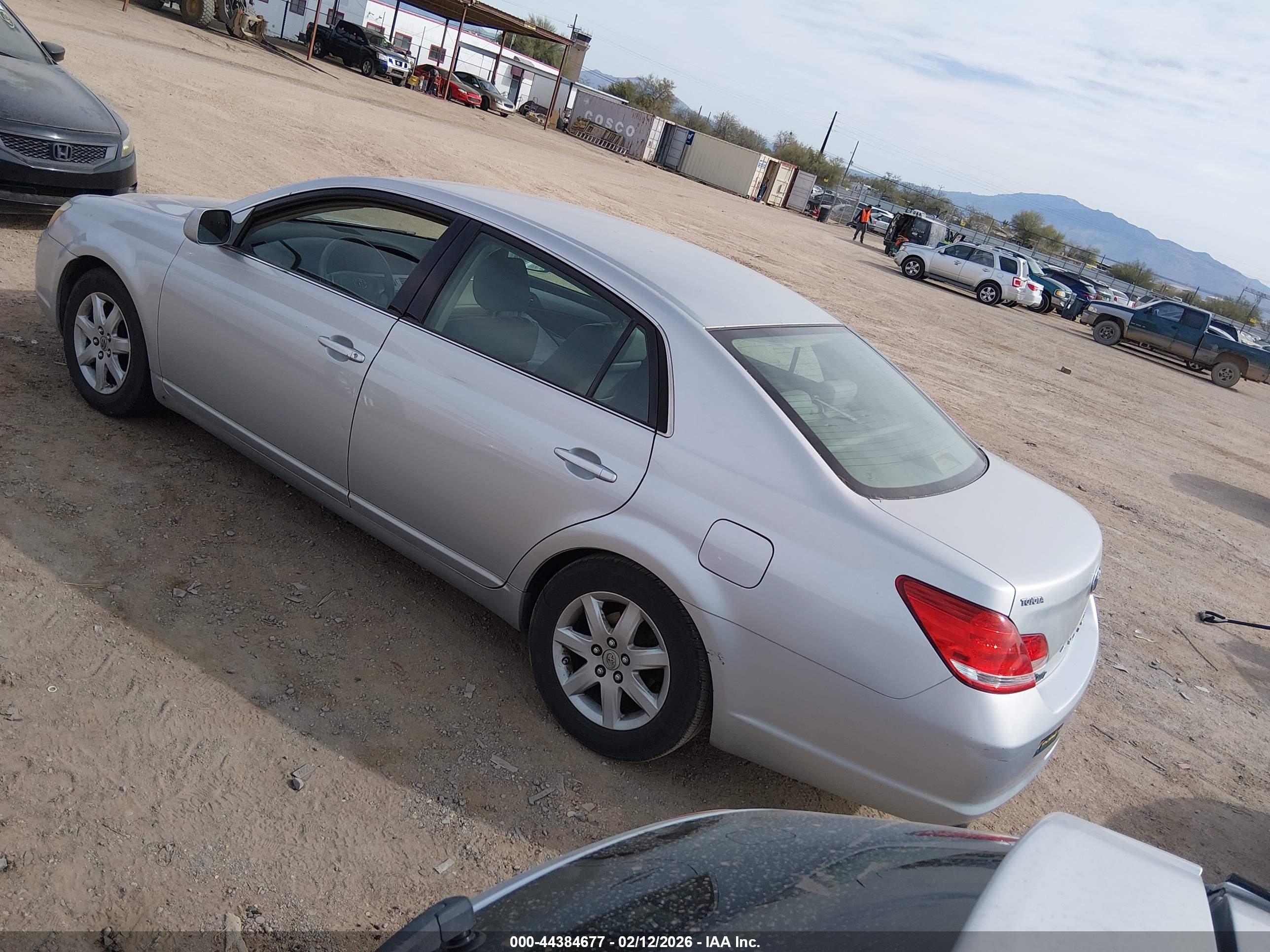 TOYOTA AVALON image 3