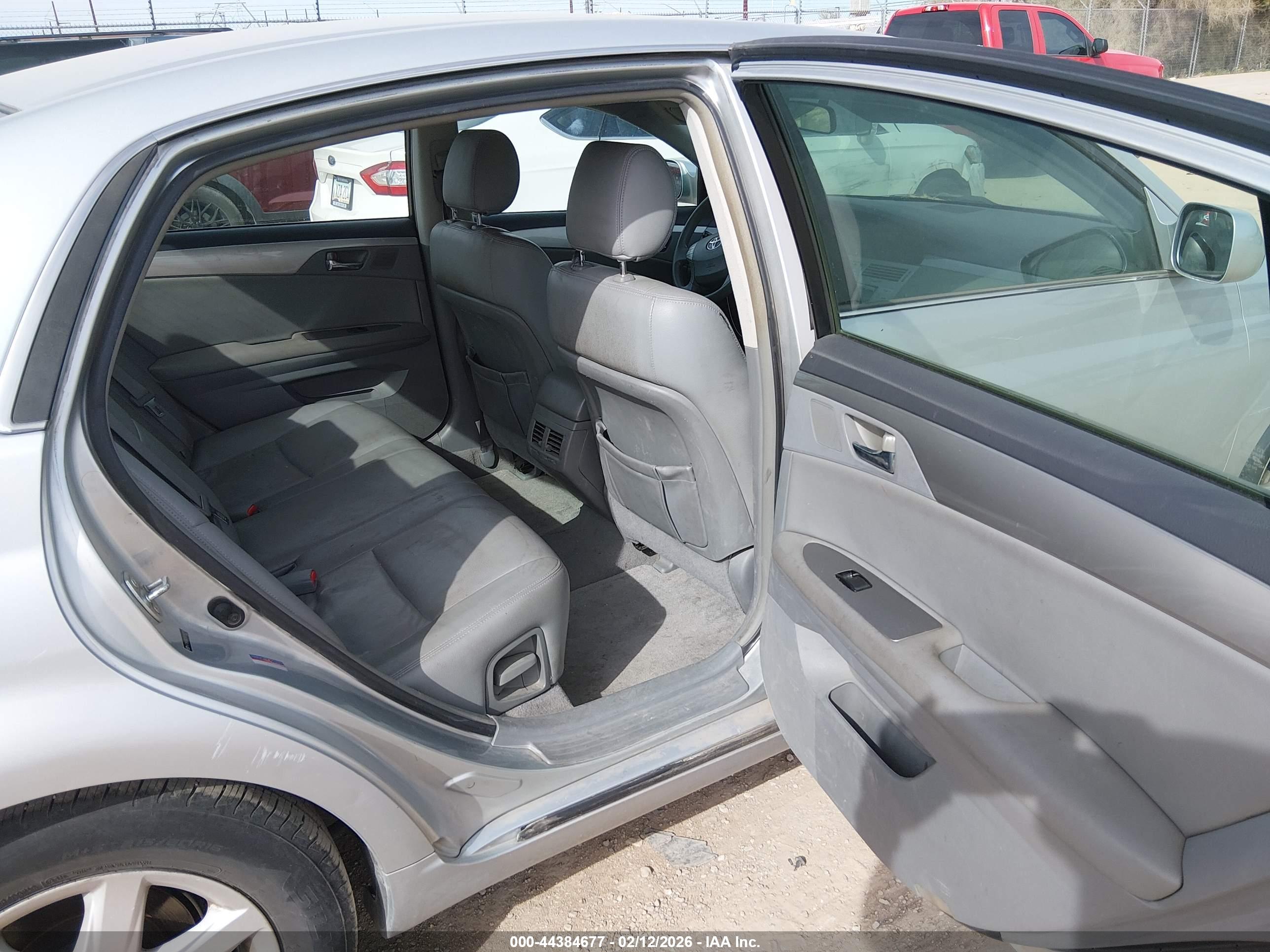 TOYOTA AVALON image 8