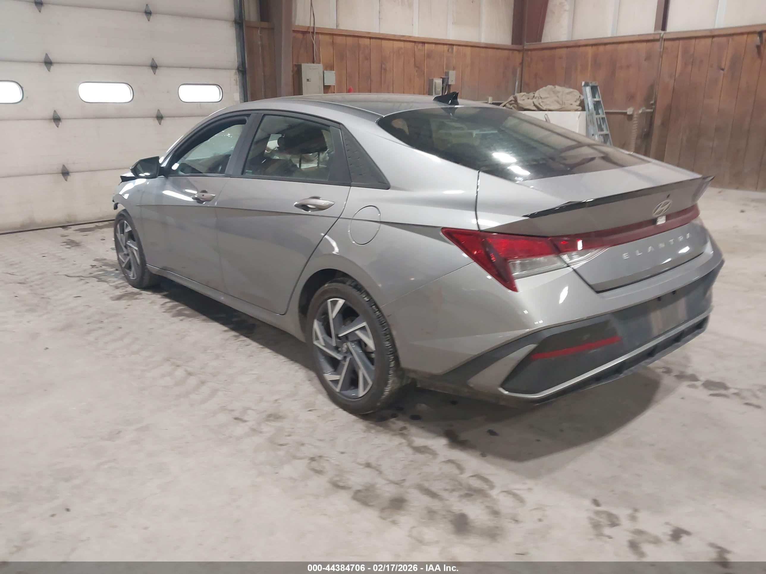 HYUNDAI ELANTRA image 3