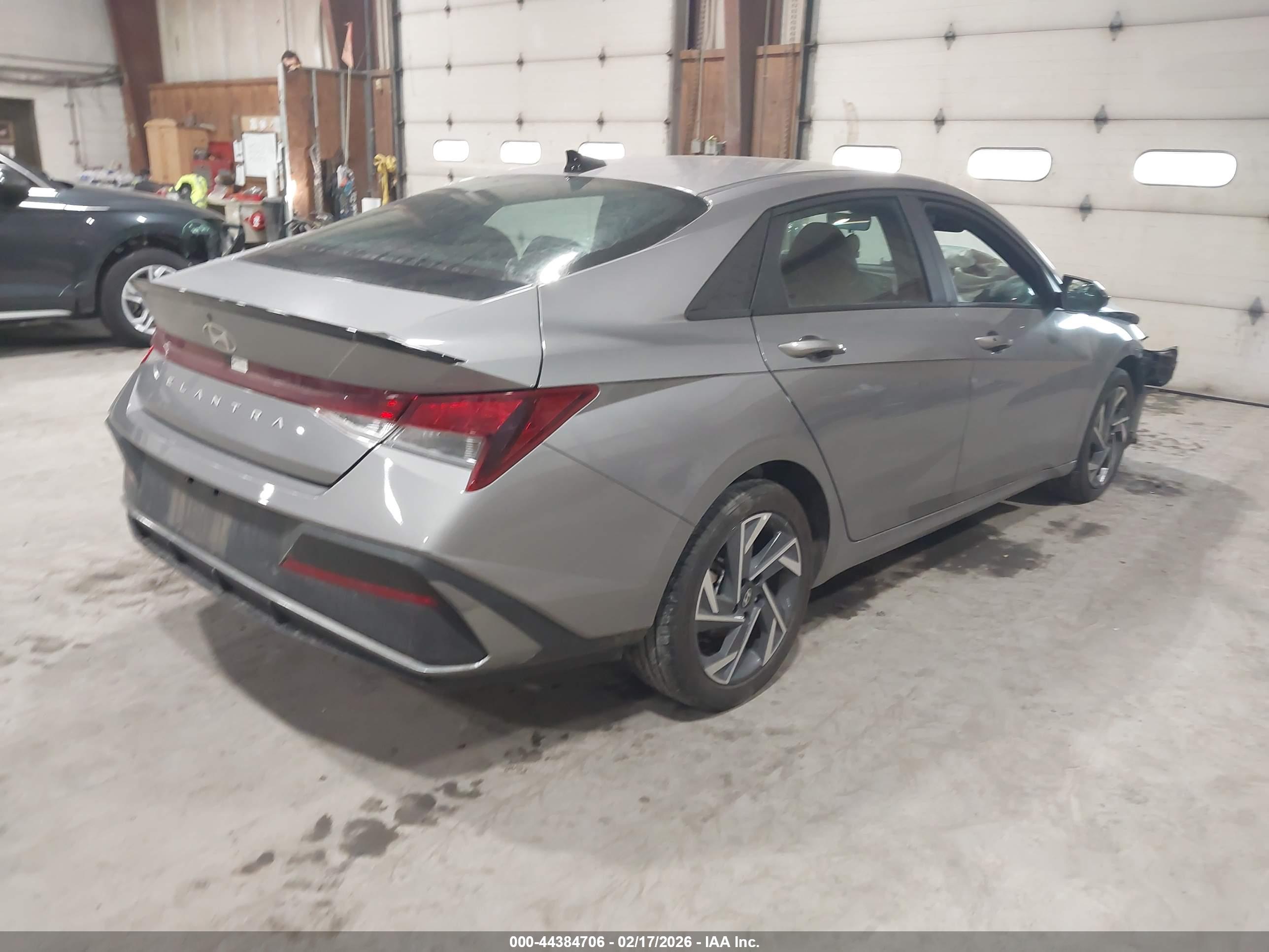 HYUNDAI ELANTRA image 4