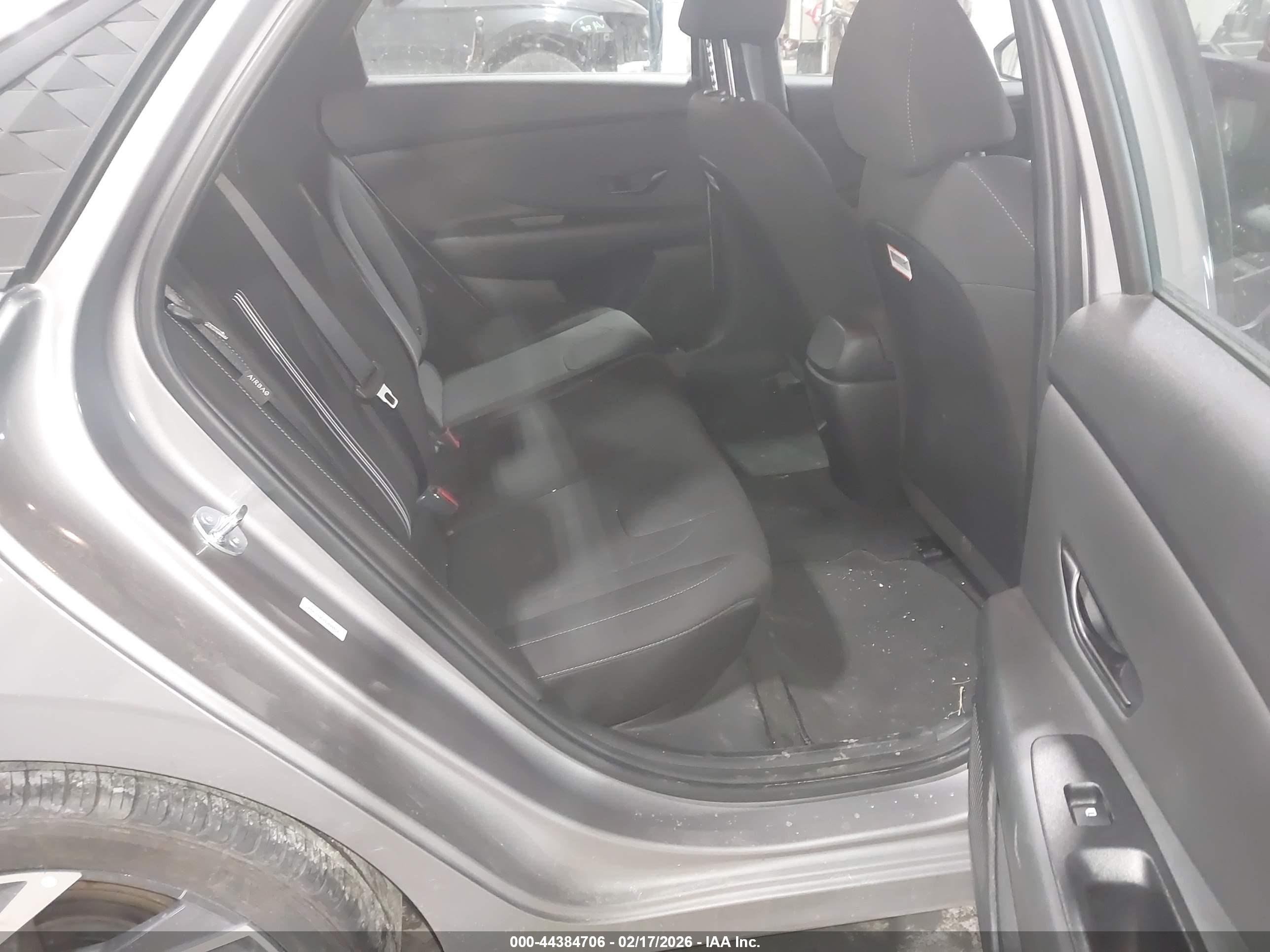 HYUNDAI ELANTRA image 8