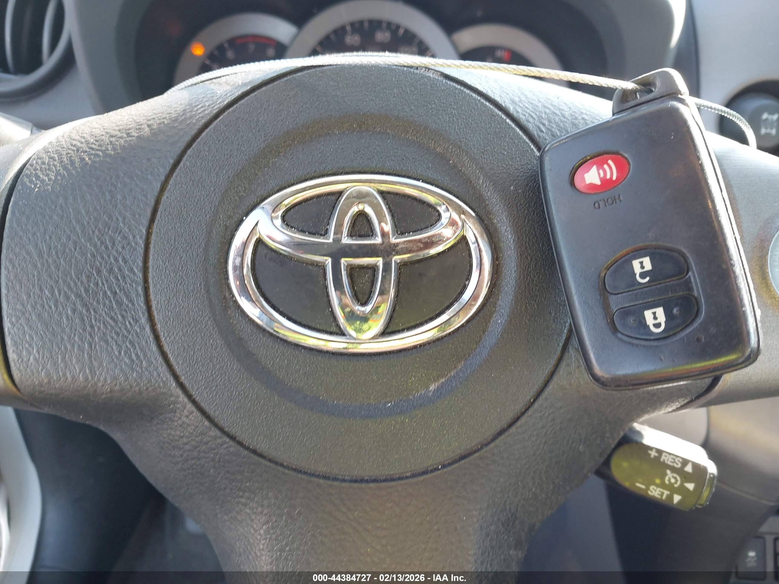 TOYOTA RAV4 image 11