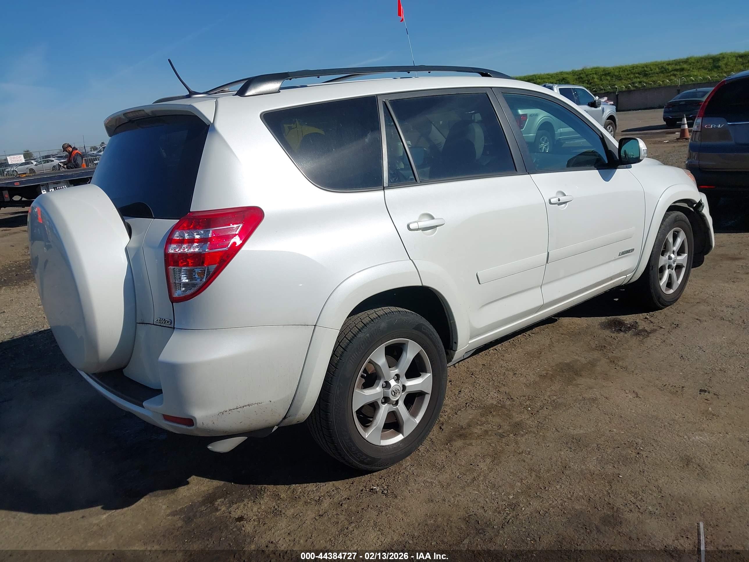 TOYOTA RAV4 image 4