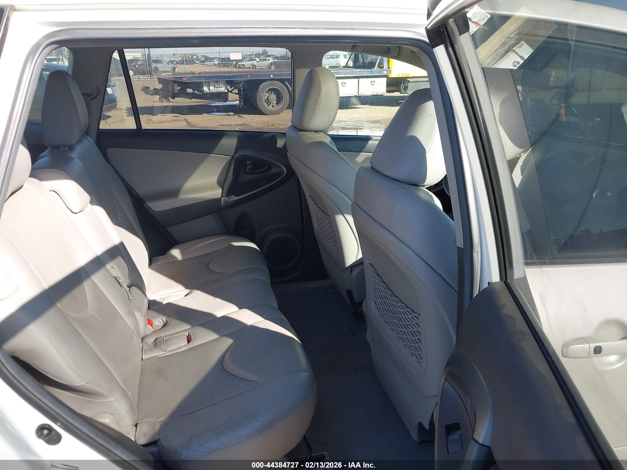 TOYOTA RAV4 image 8
