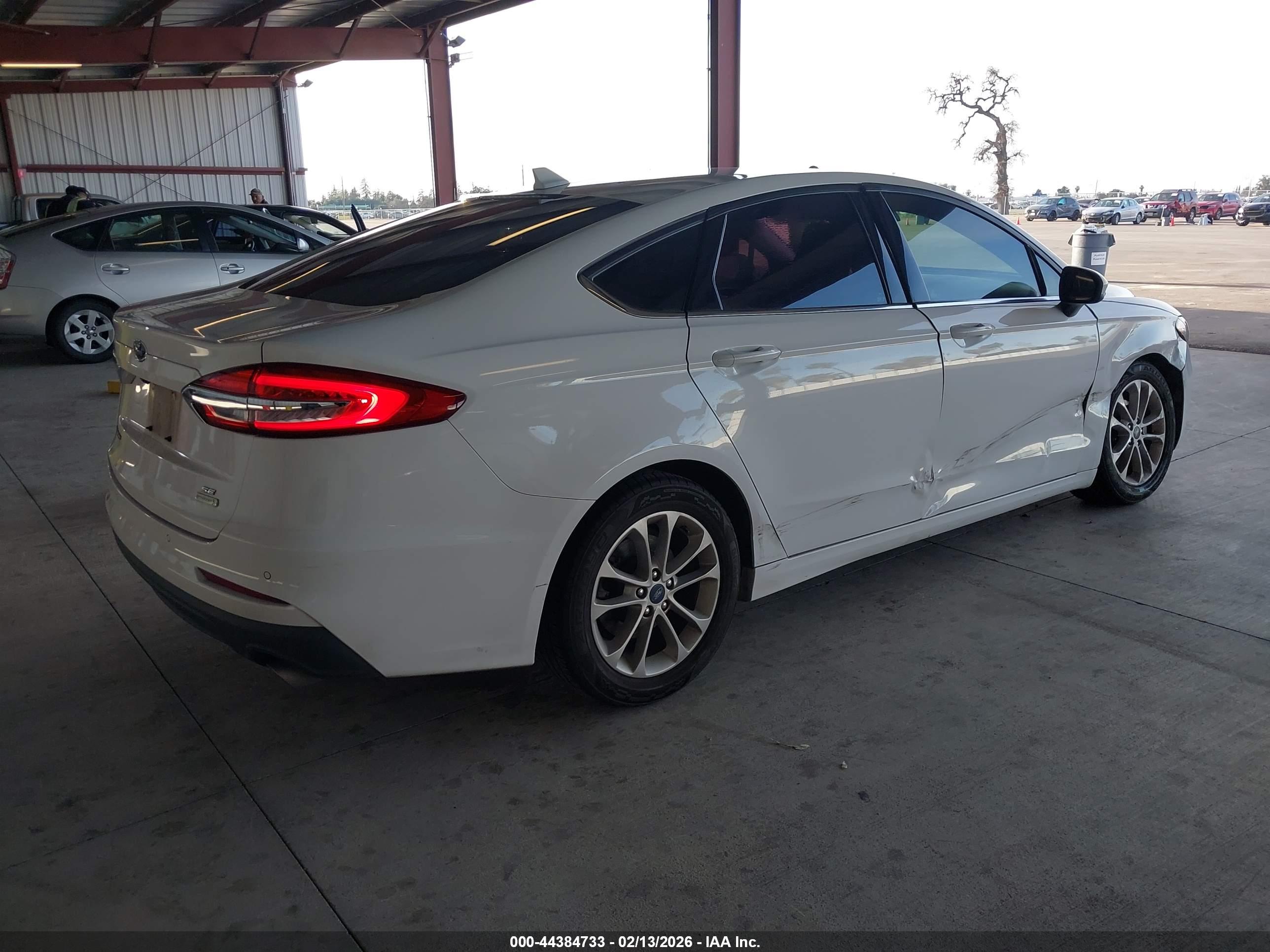 FORD FUSION image 4