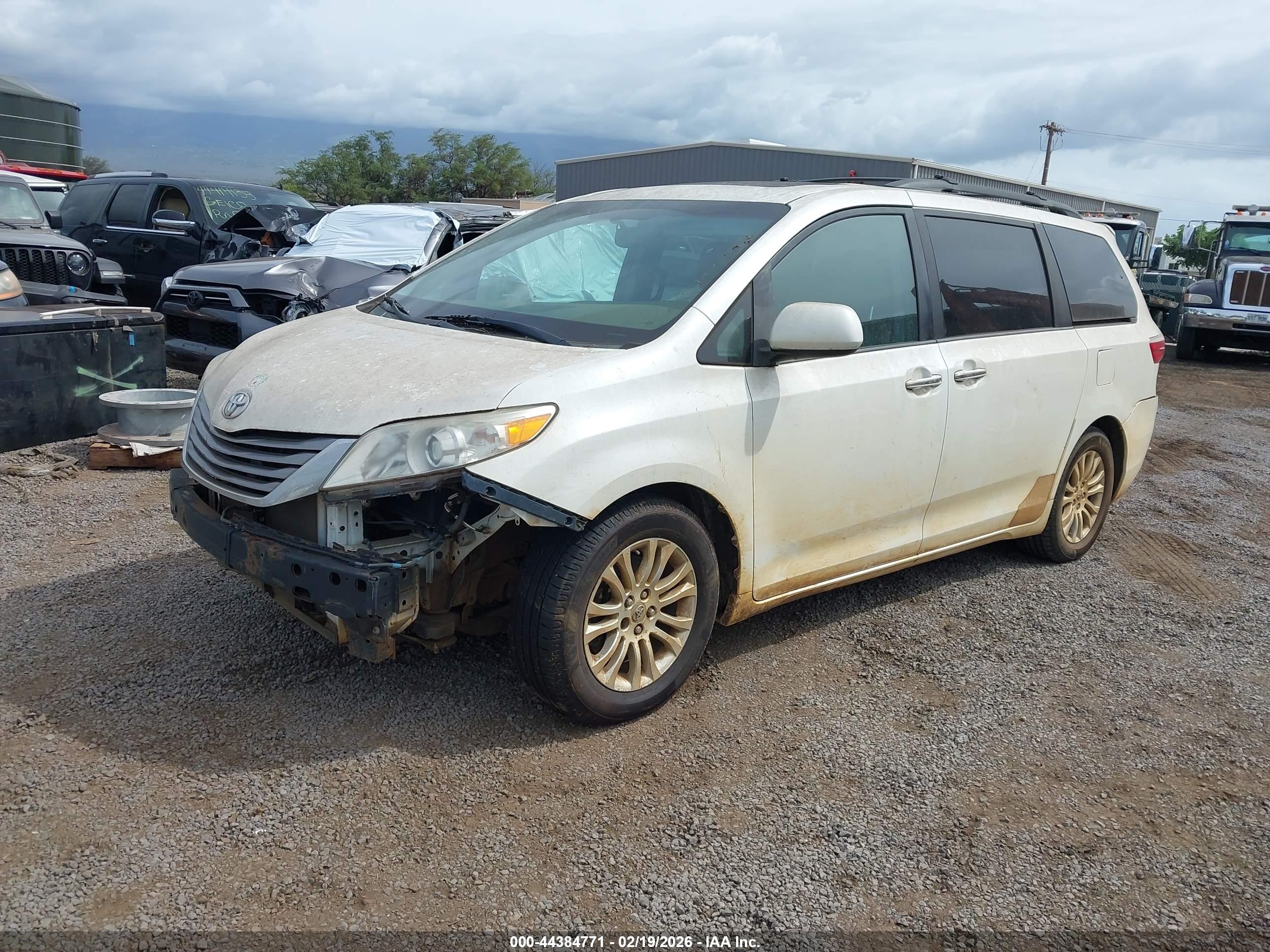 TOYOTA SIENNA image 2