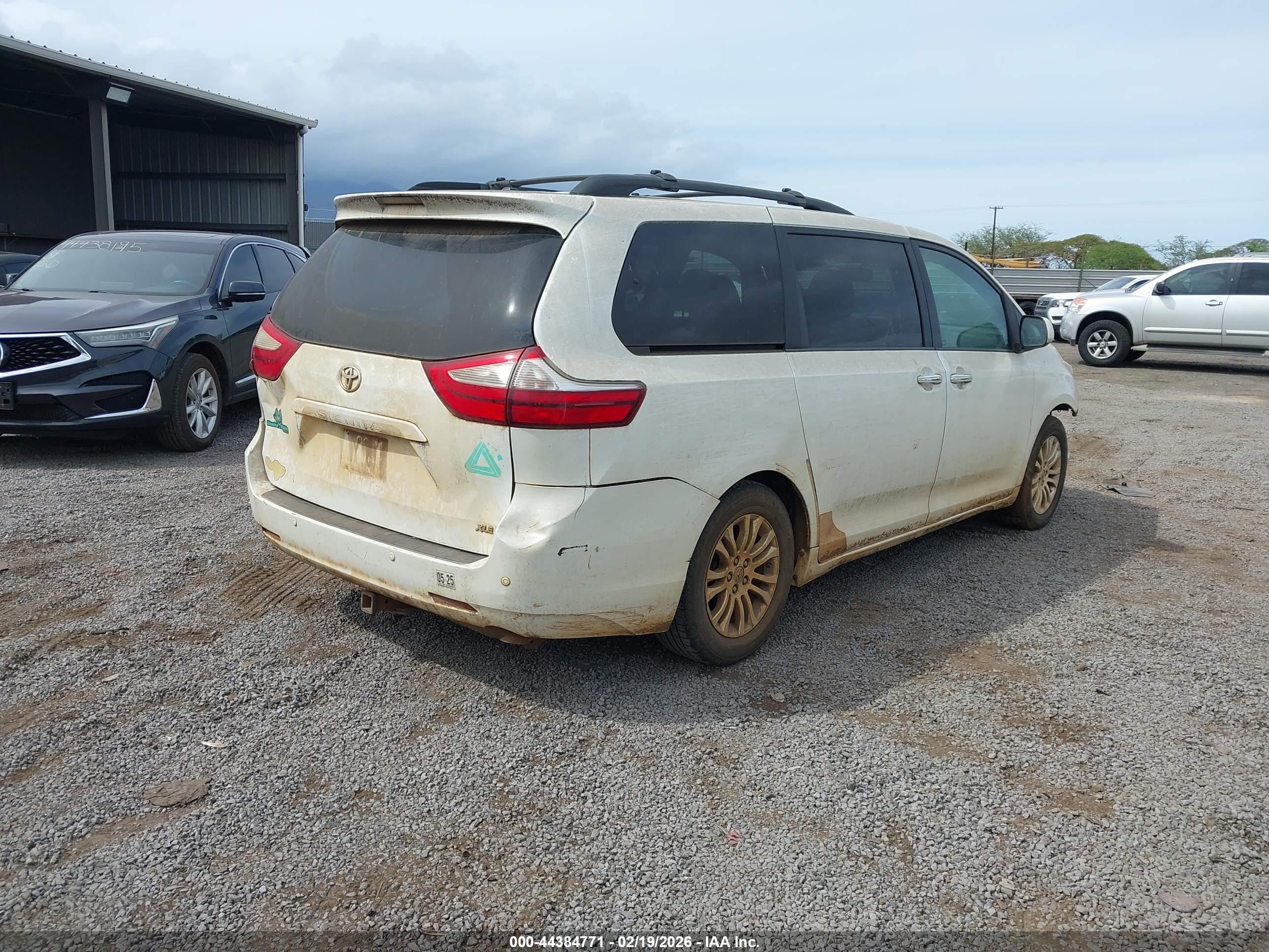 TOYOTA SIENNA image 4
